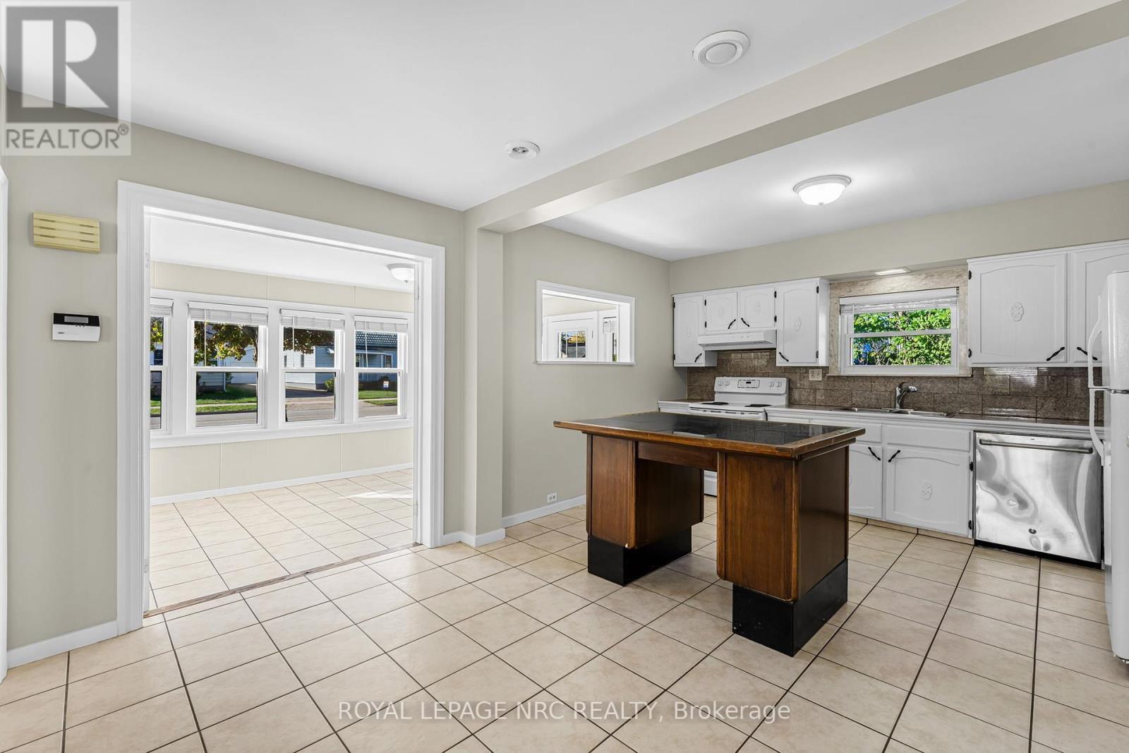 












204 GILMORE ROAD

,
Fort Erie (Central),




Ontario
L2A2M3


