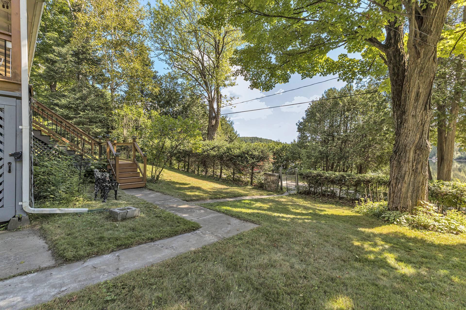 









21


Rue des Chardonnerets

,
Val-des-Monts,




QC
J8N5C3

