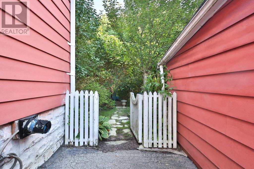 












945 BEECHWOOD AVENUE

,
Mississauga,




Ontario
L5G4E3

