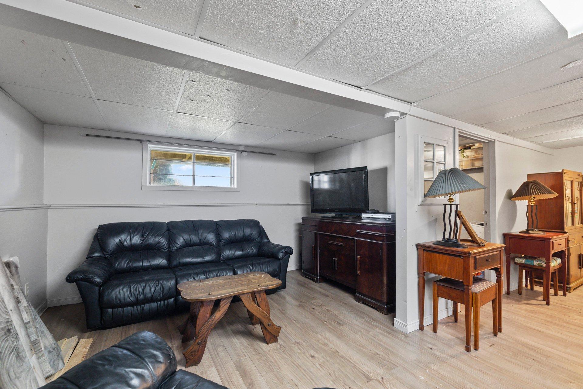 









414


72e Avenue

,
Saint-Zotique,




QC
J0P1Z0

