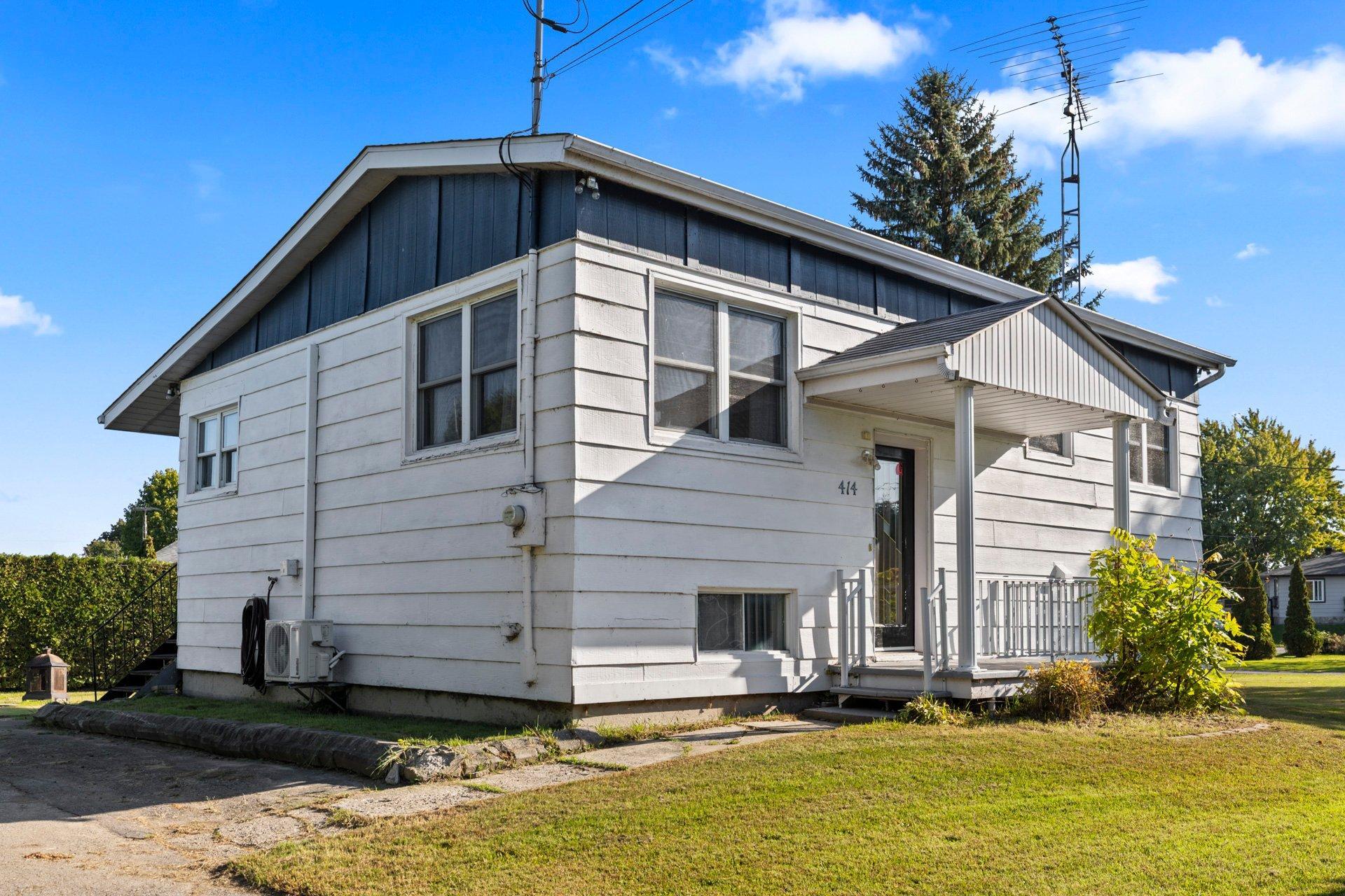 









414


72e Avenue

,
Saint-Zotique,




QC
J0P1Z0

