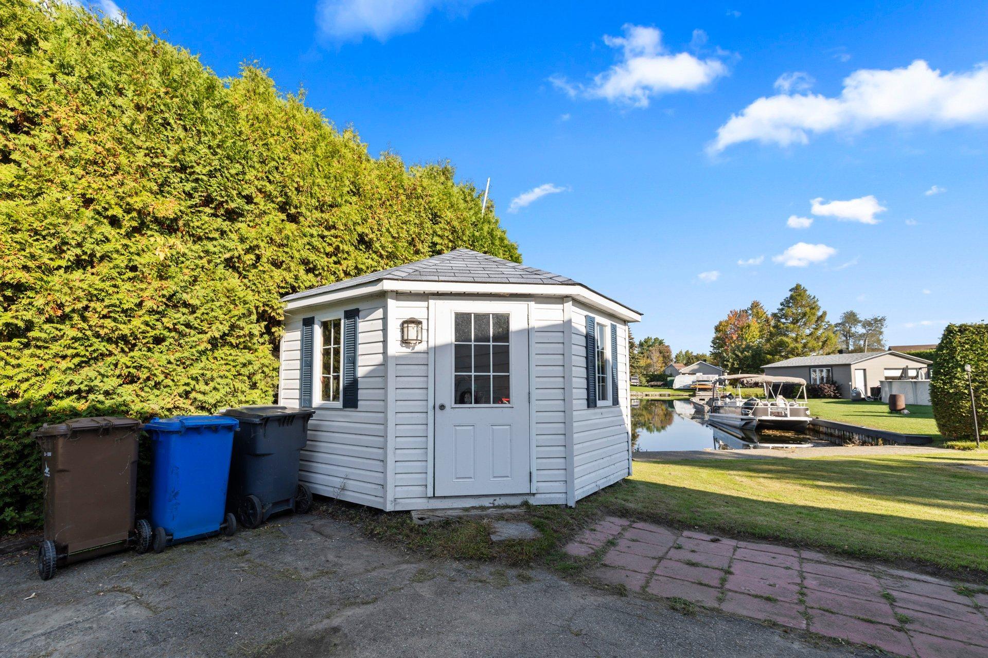 









414


72e Avenue

,
Saint-Zotique,




QC
J0P1Z0

