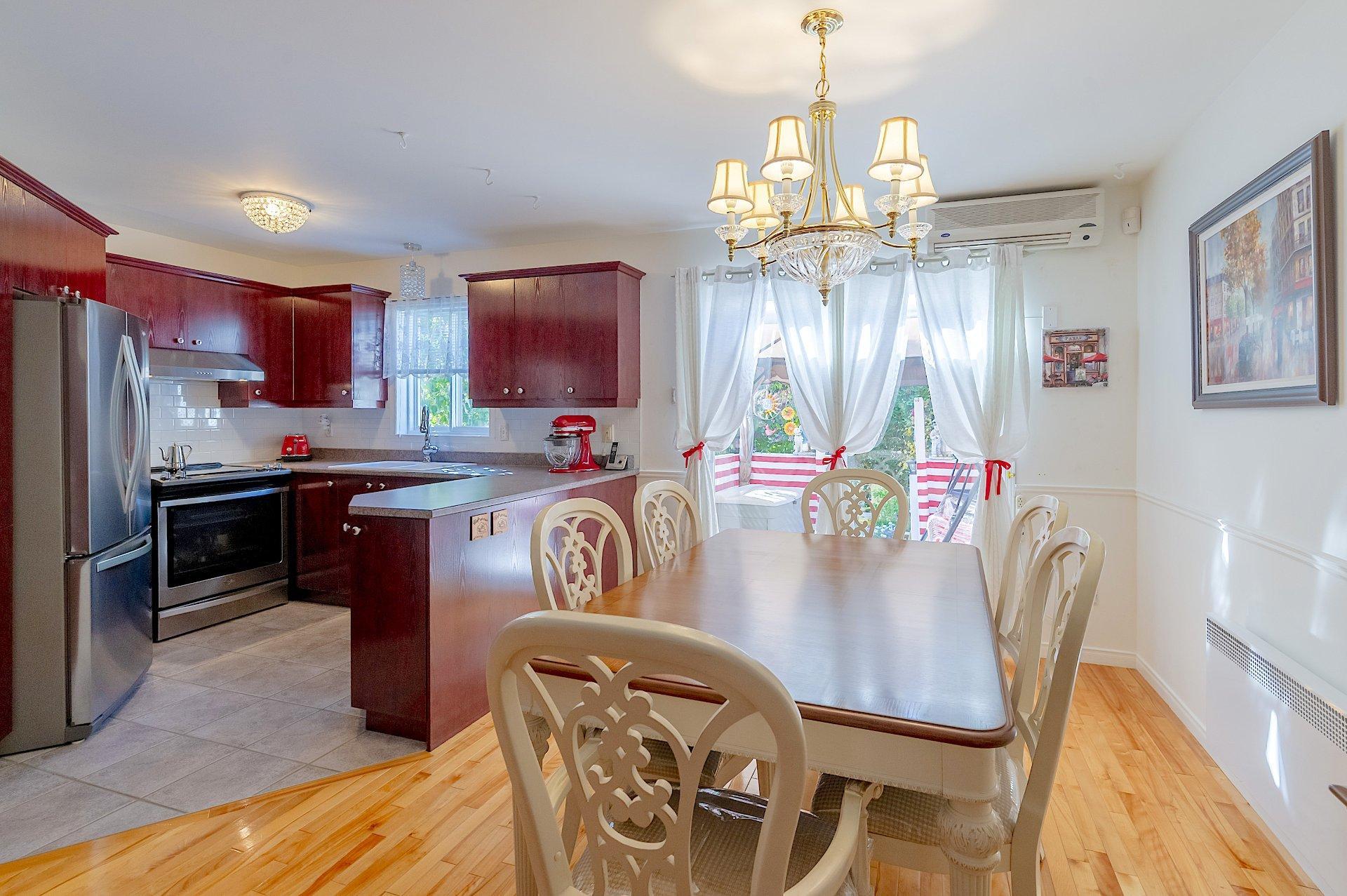 









1975


Rue de Paris

,
Sainte-Julie,




QC
J3E2K6

