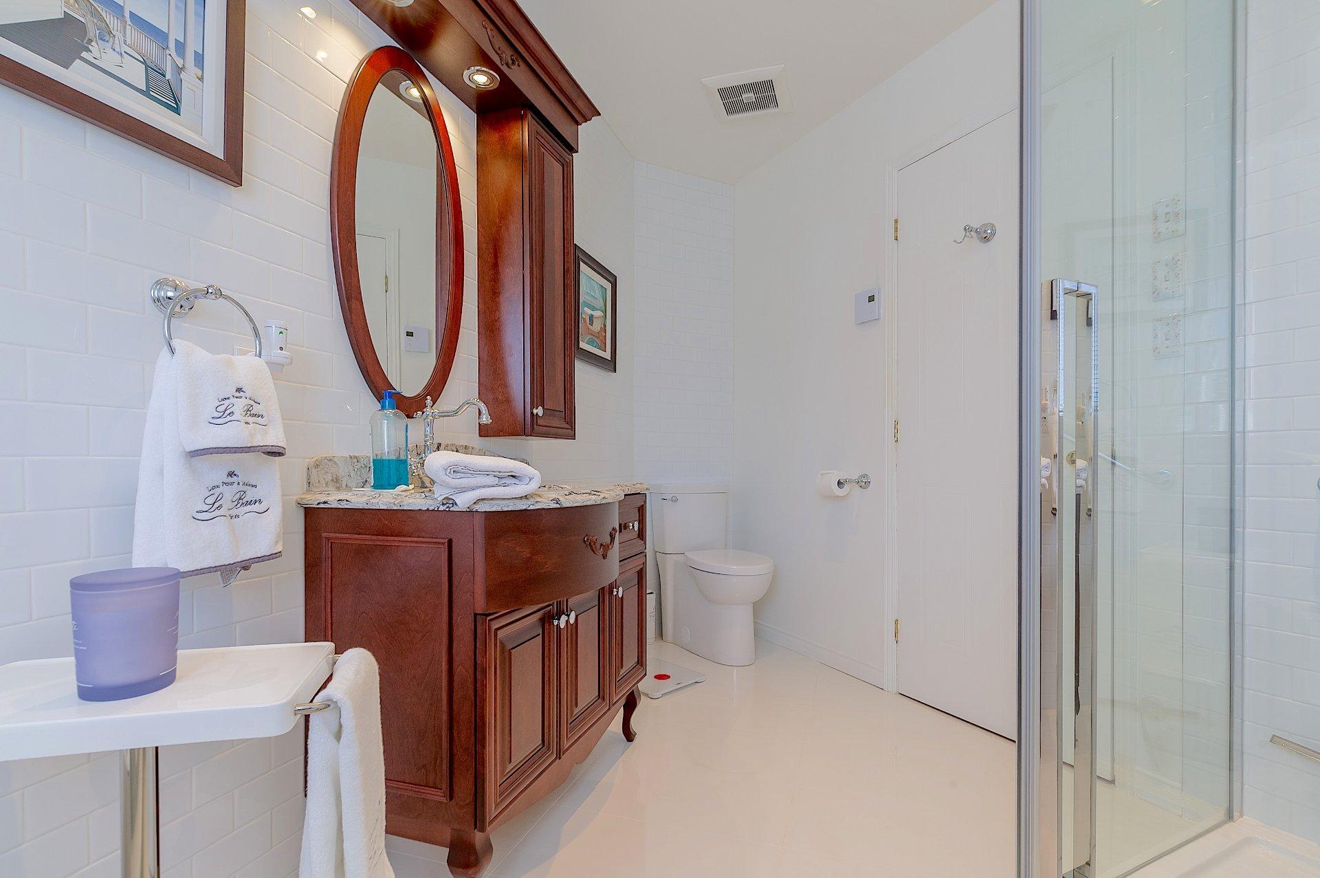 









1975


Rue de Paris

,
Sainte-Julie,




QC
J3E2K6

