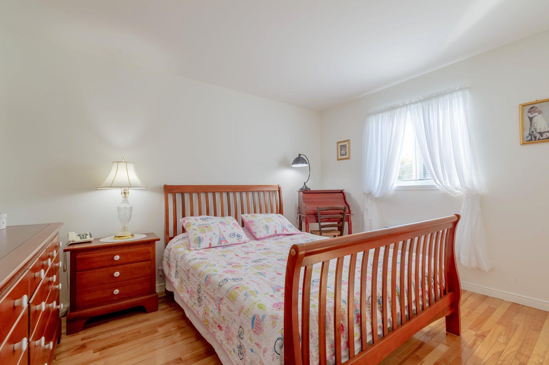 









1975


Rue de Paris

,
Sainte-Julie,




QC
J3E2K6

