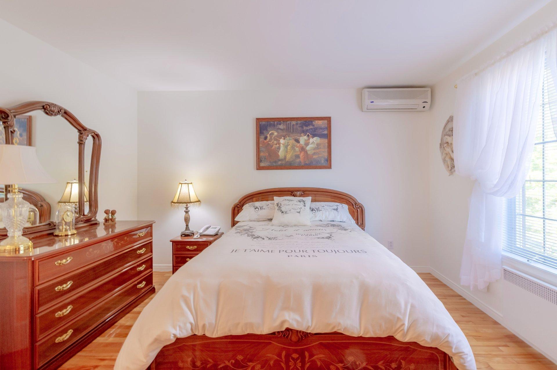 









1975


Rue de Paris

,
Sainte-Julie,




QC
J3E2K6

