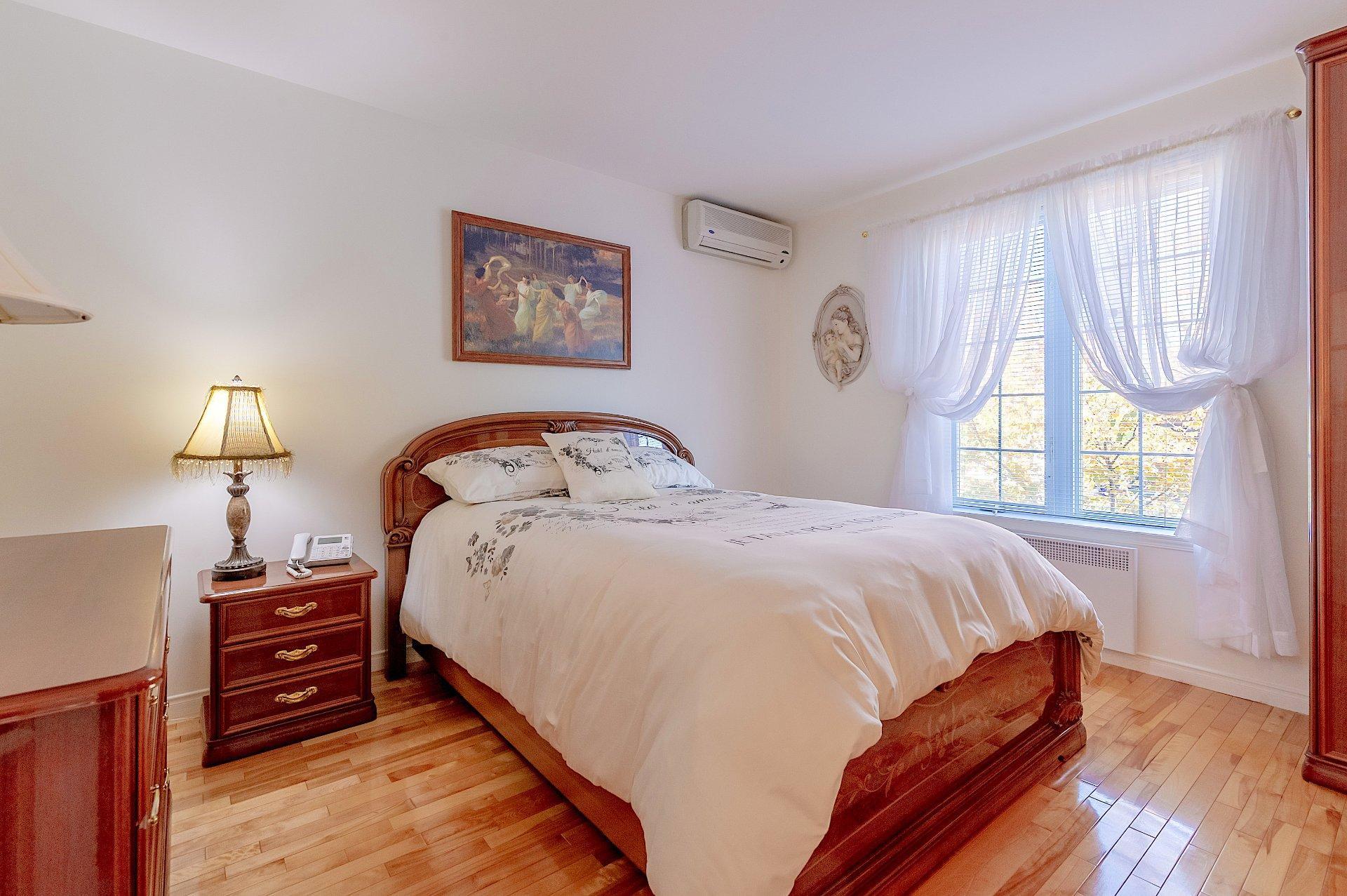 









1975


Rue de Paris

,
Sainte-Julie,




QC
J3E2K6

