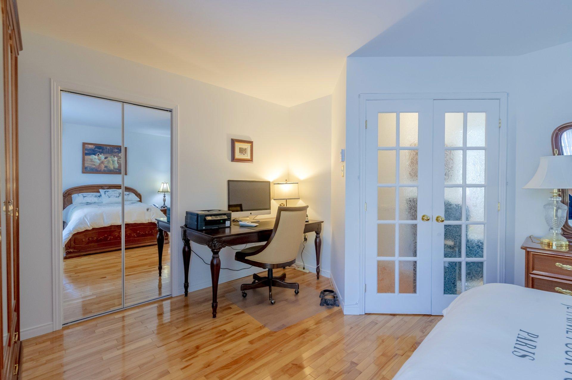 









1975


Rue de Paris

,
Sainte-Julie,




QC
J3E2K6

