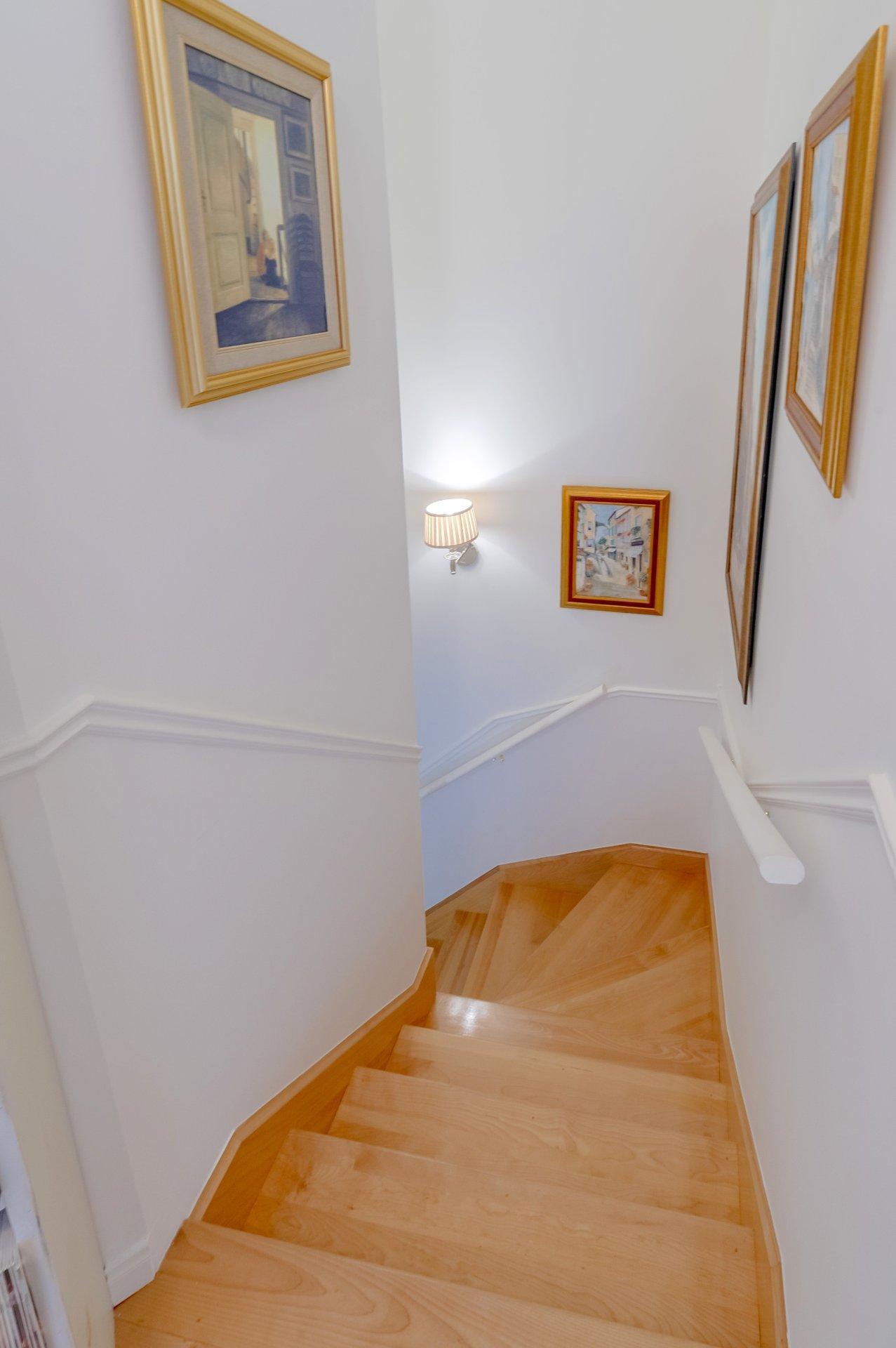 









1975


Rue de Paris

,
Sainte-Julie,




QC
J3E2K6

