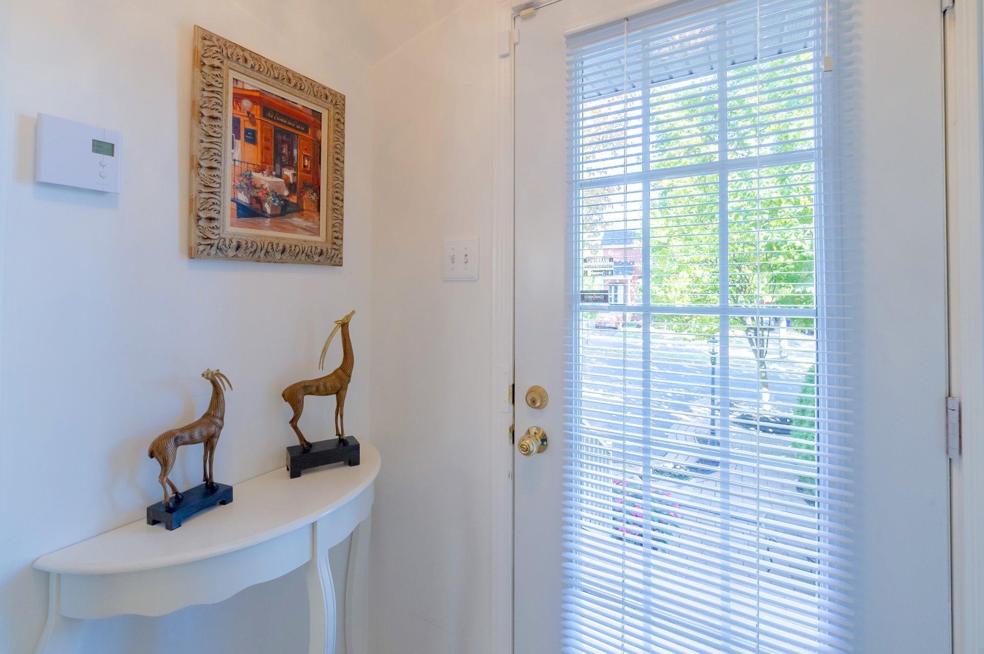 









1975


Rue de Paris

,
Sainte-Julie,




QC
J3E2K6

