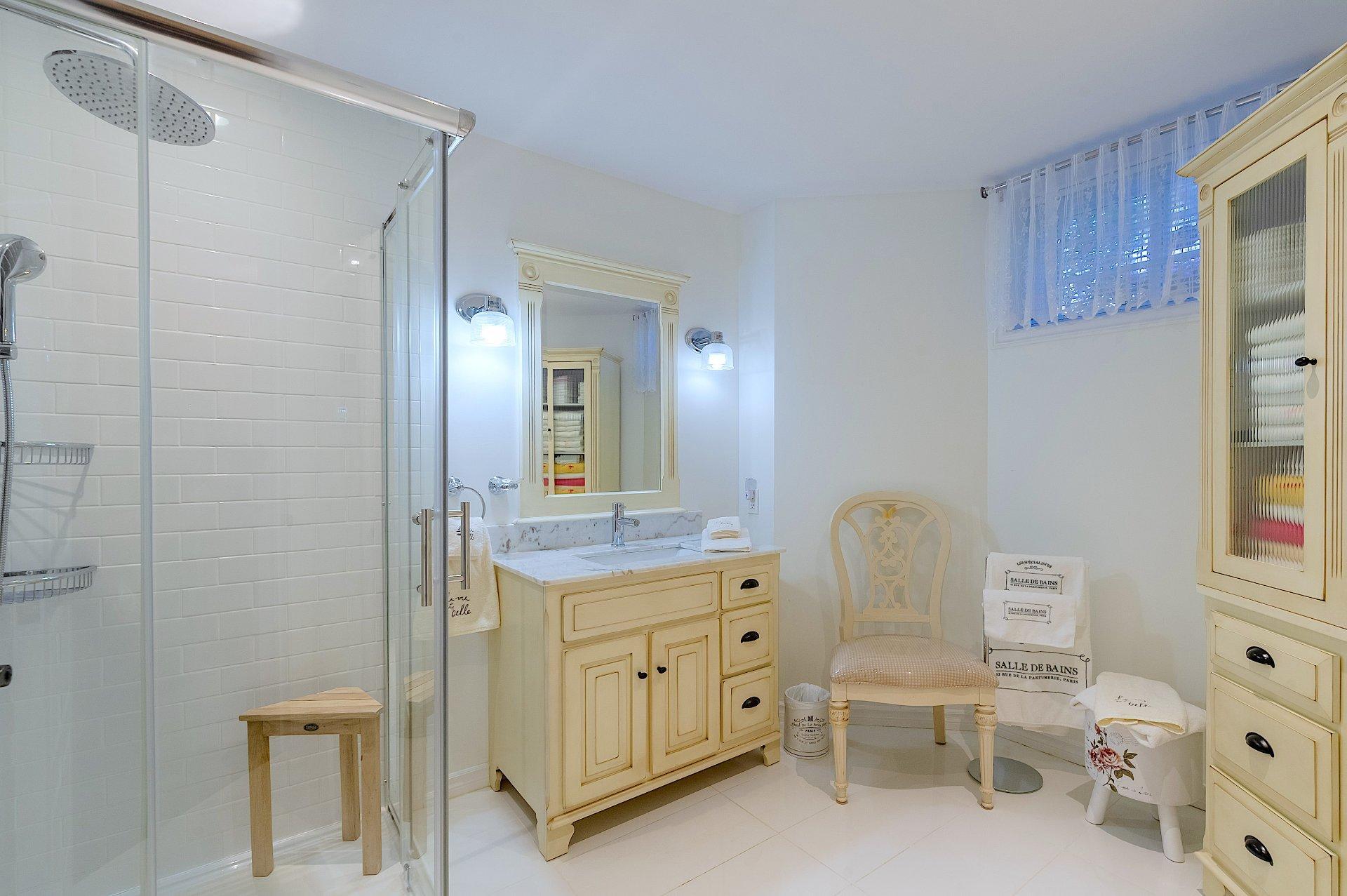 









1975


Rue de Paris

,
Sainte-Julie,




QC
J3E2K6

