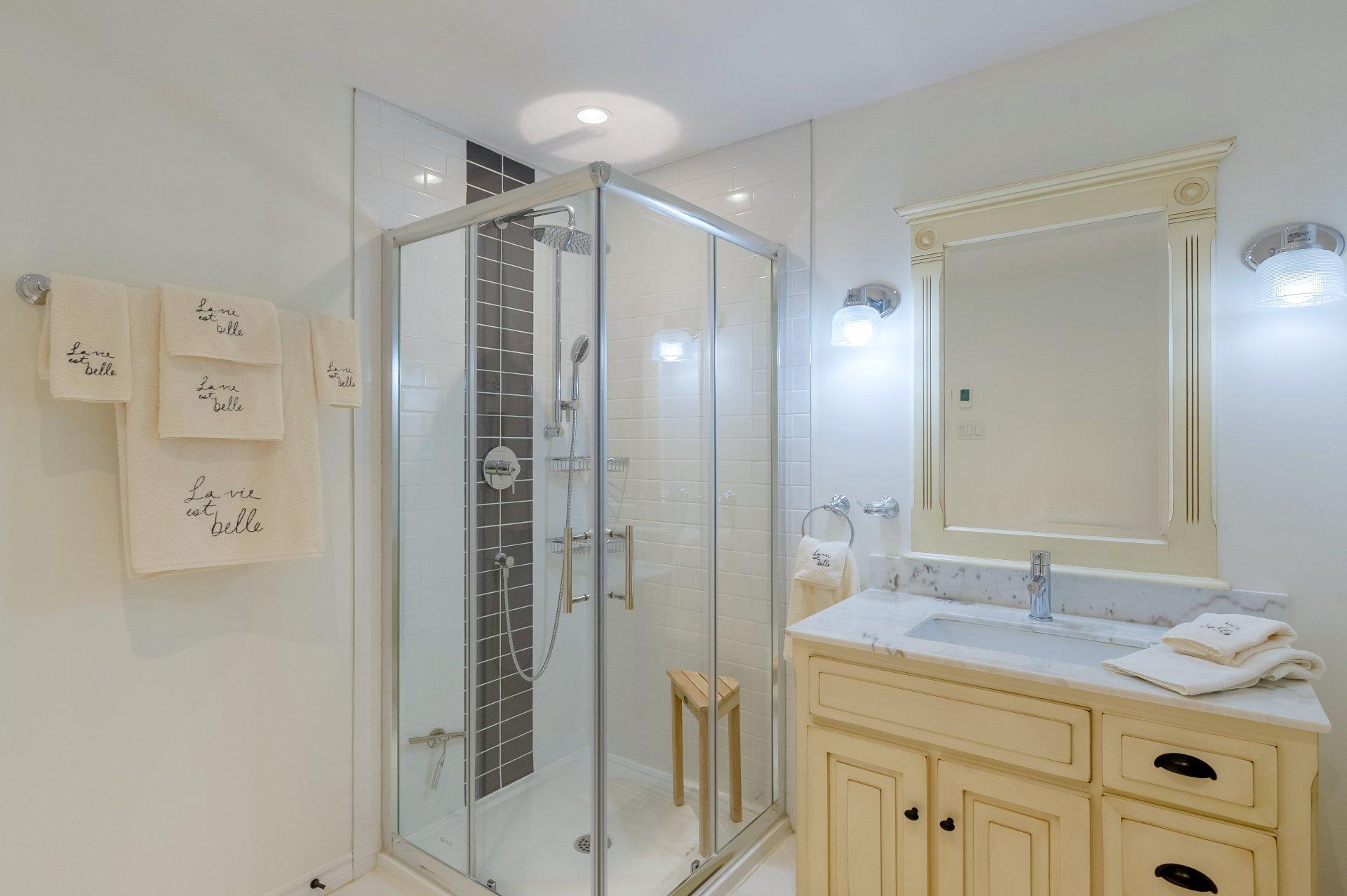 









1975


Rue de Paris

,
Sainte-Julie,




QC
J3E2K6

