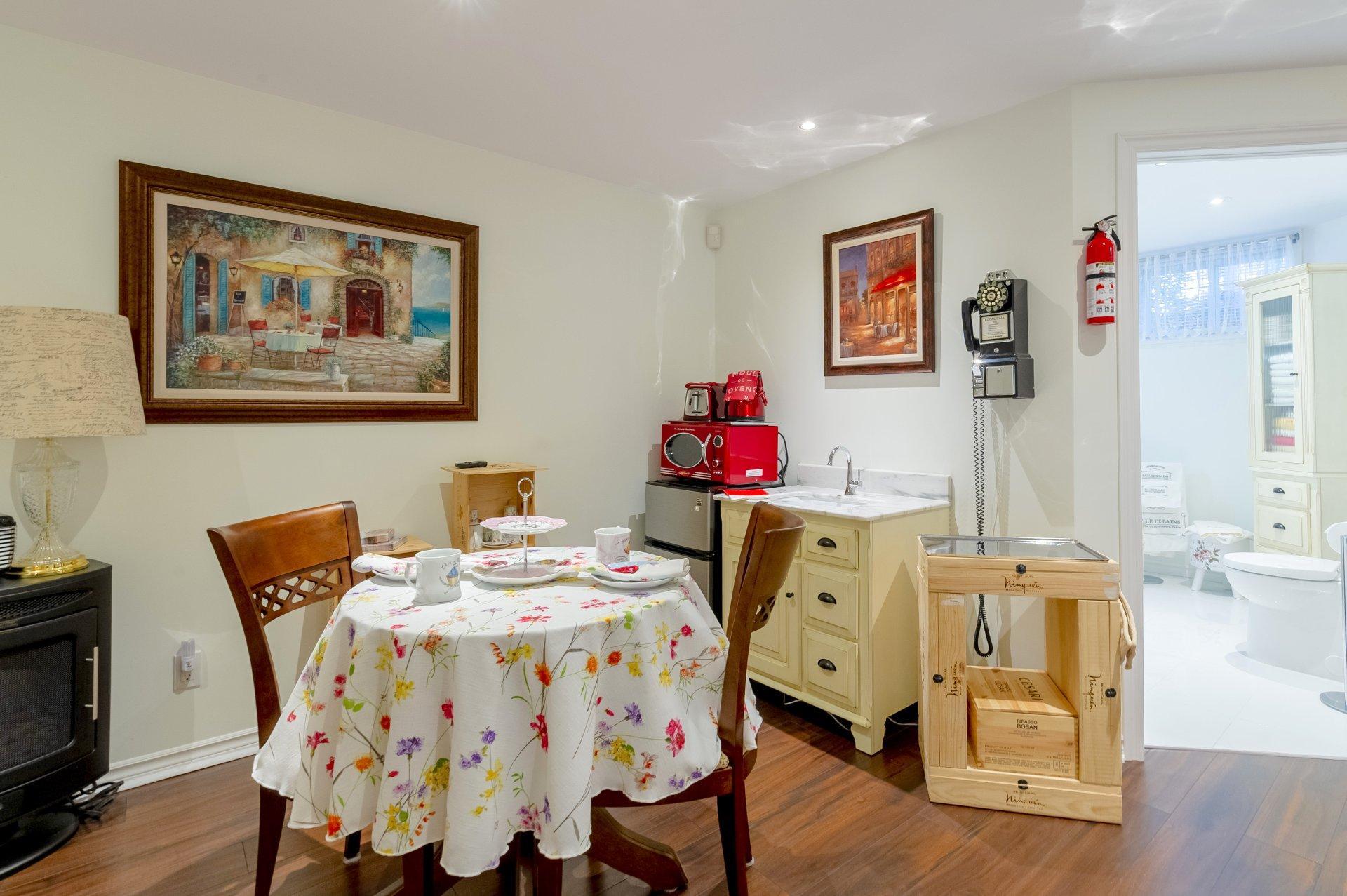 









1975


Rue de Paris

,
Sainte-Julie,




QC
J3E2K6

