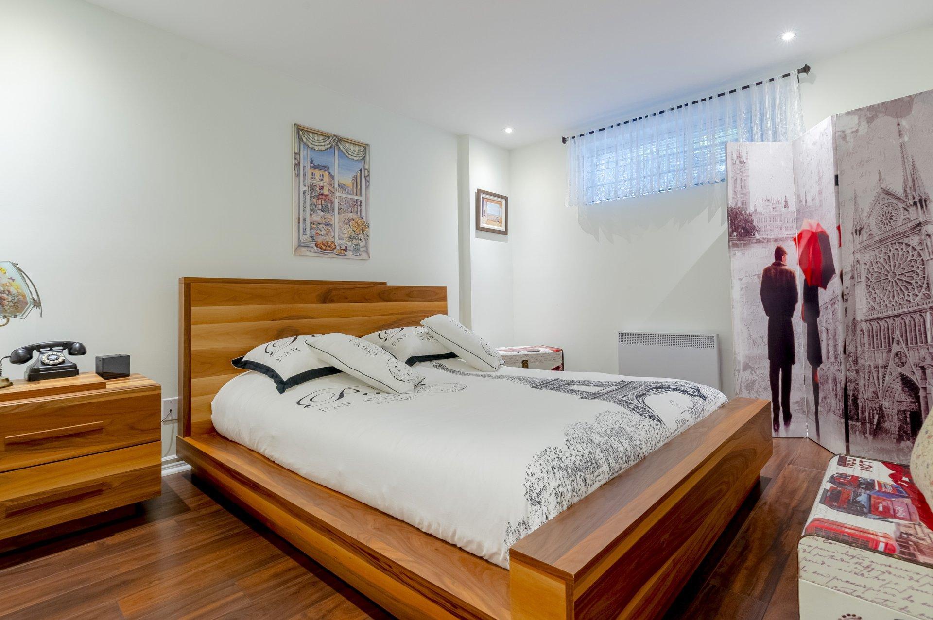 









1975


Rue de Paris

,
Sainte-Julie,




QC
J3E2K6

