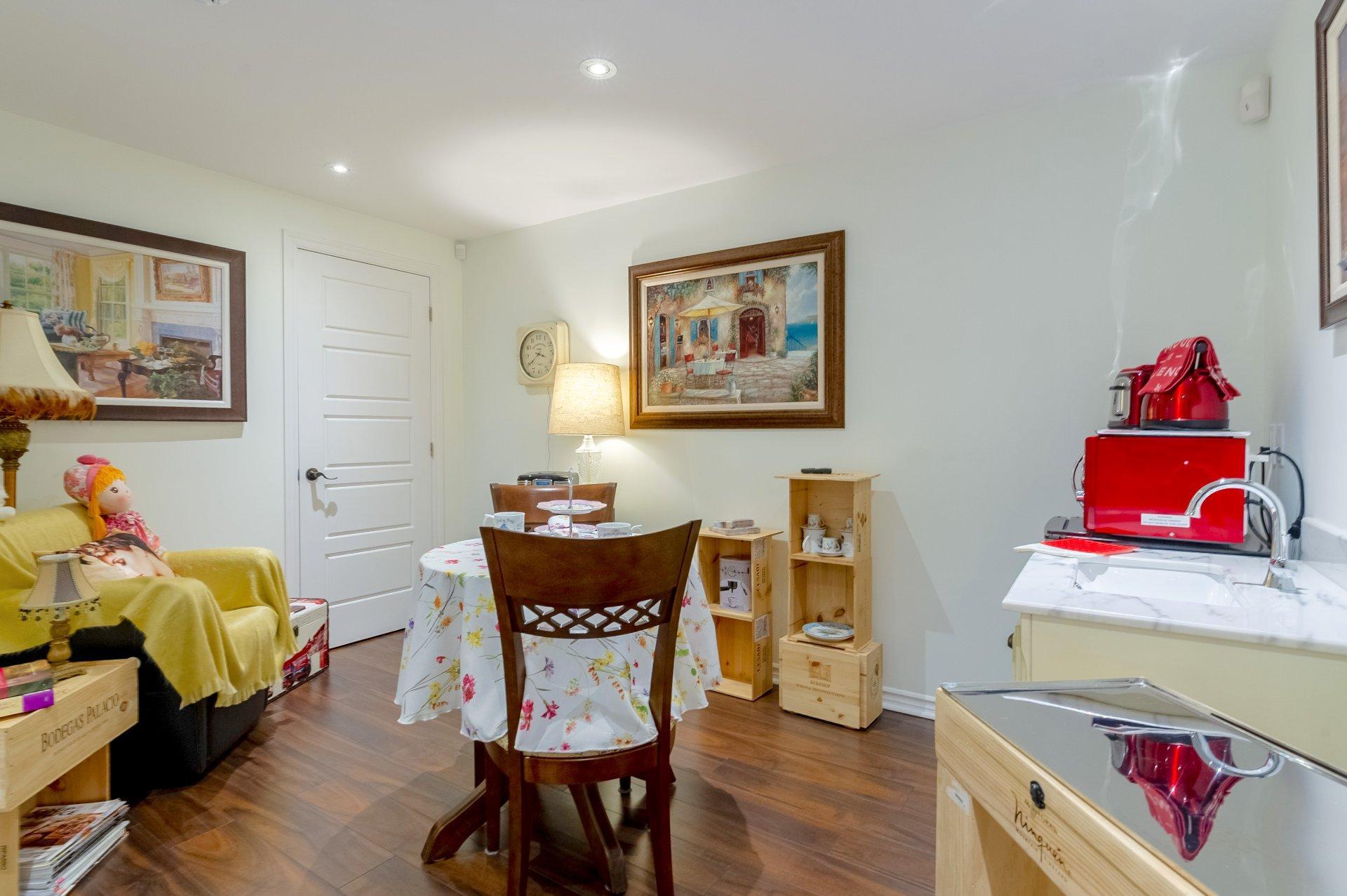 









1975


Rue de Paris

,
Sainte-Julie,




QC
J3E2K6

