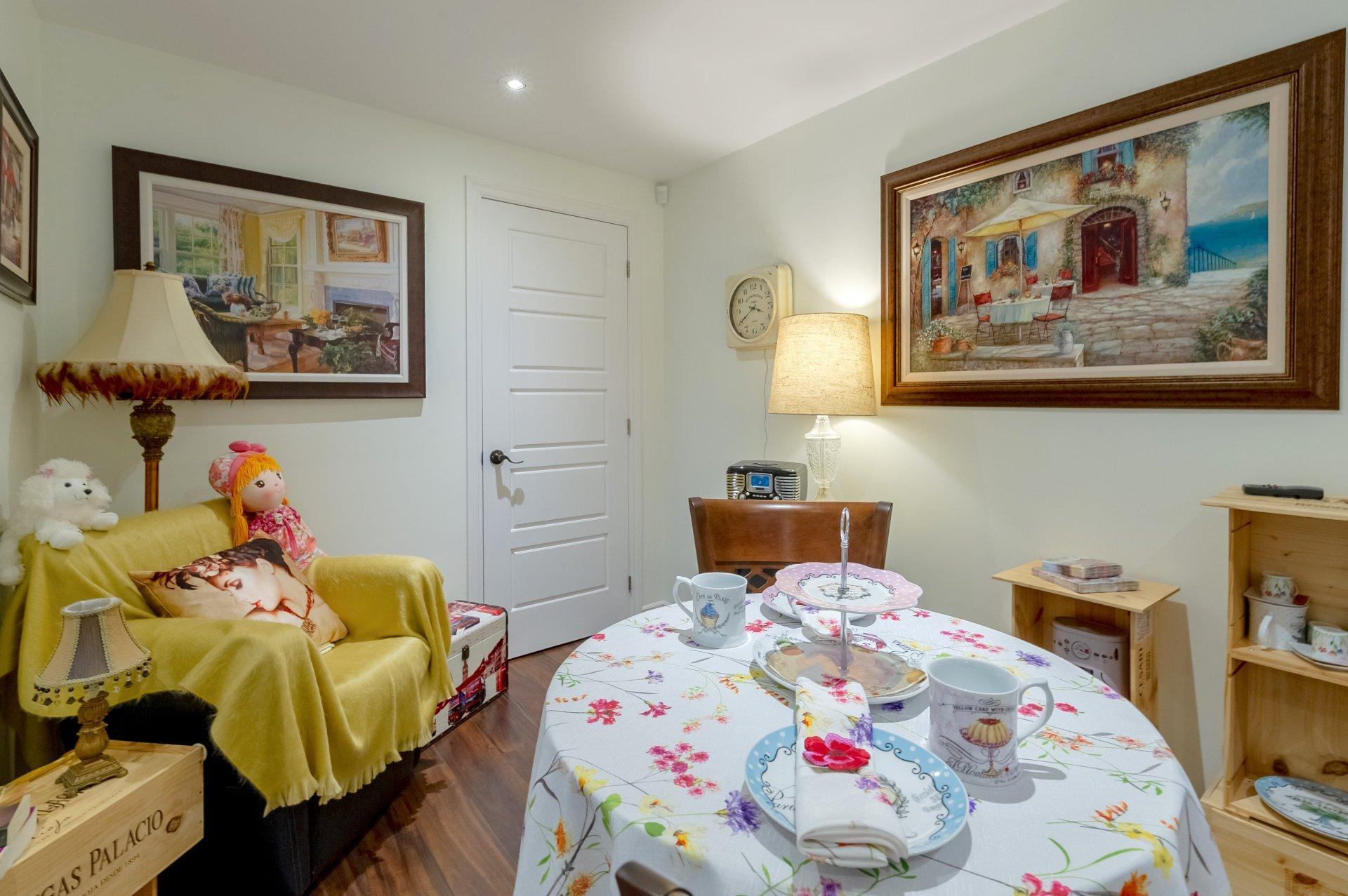 









1975


Rue de Paris

,
Sainte-Julie,




QC
J3E2K6

