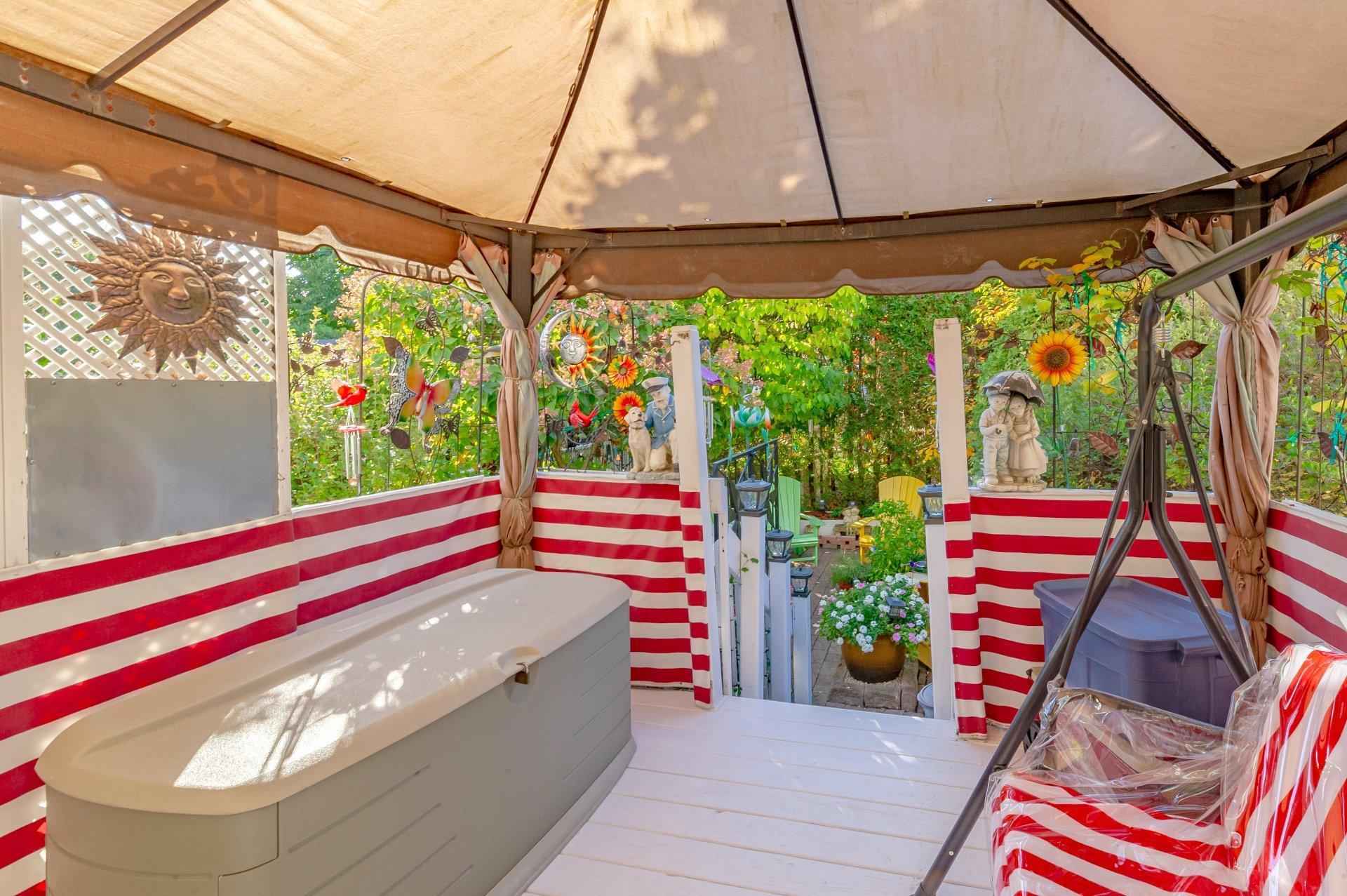 









1975


Rue de Paris

,
Sainte-Julie,




QC
J3E2K6

