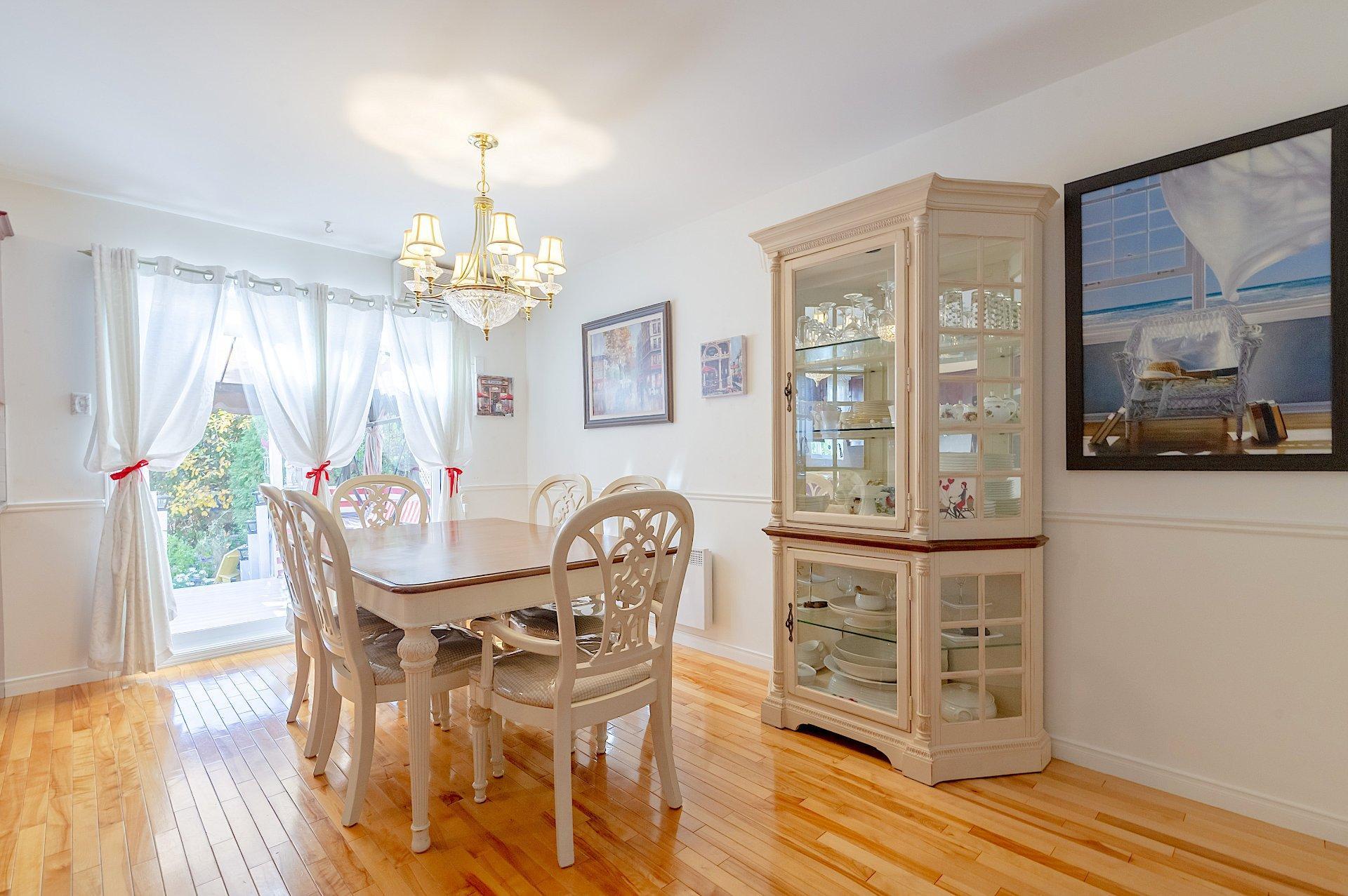 









1975


Rue de Paris

,
Sainte-Julie,




QC
J3E2K6

