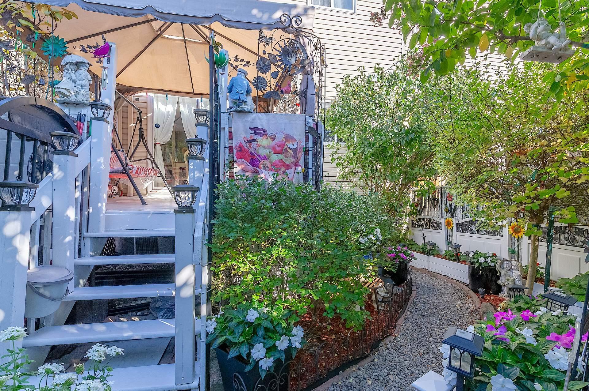 









1975


Rue de Paris

,
Sainte-Julie,




QC
J3E2K6

