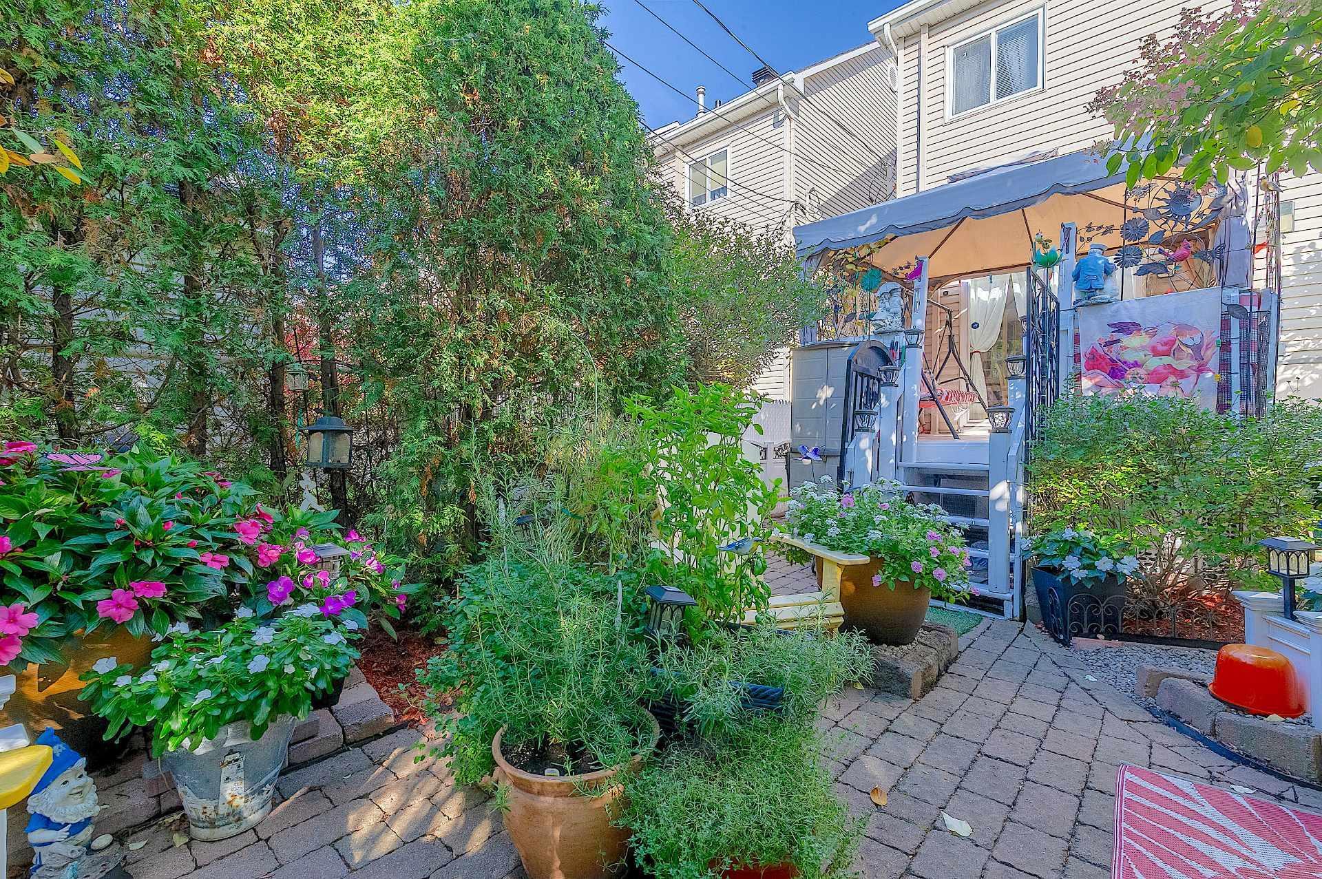 









1975


Rue de Paris

,
Sainte-Julie,




QC
J3E2K6

