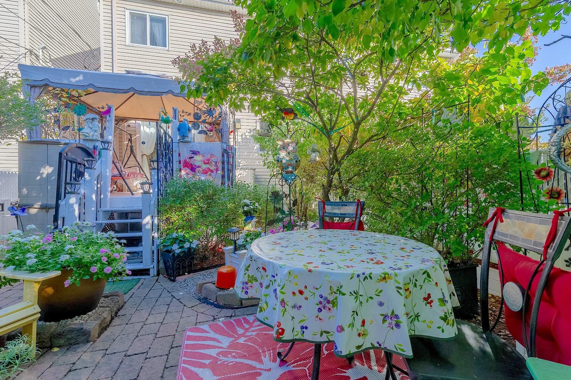 









1975


Rue de Paris

,
Sainte-Julie,




QC
J3E2K6

