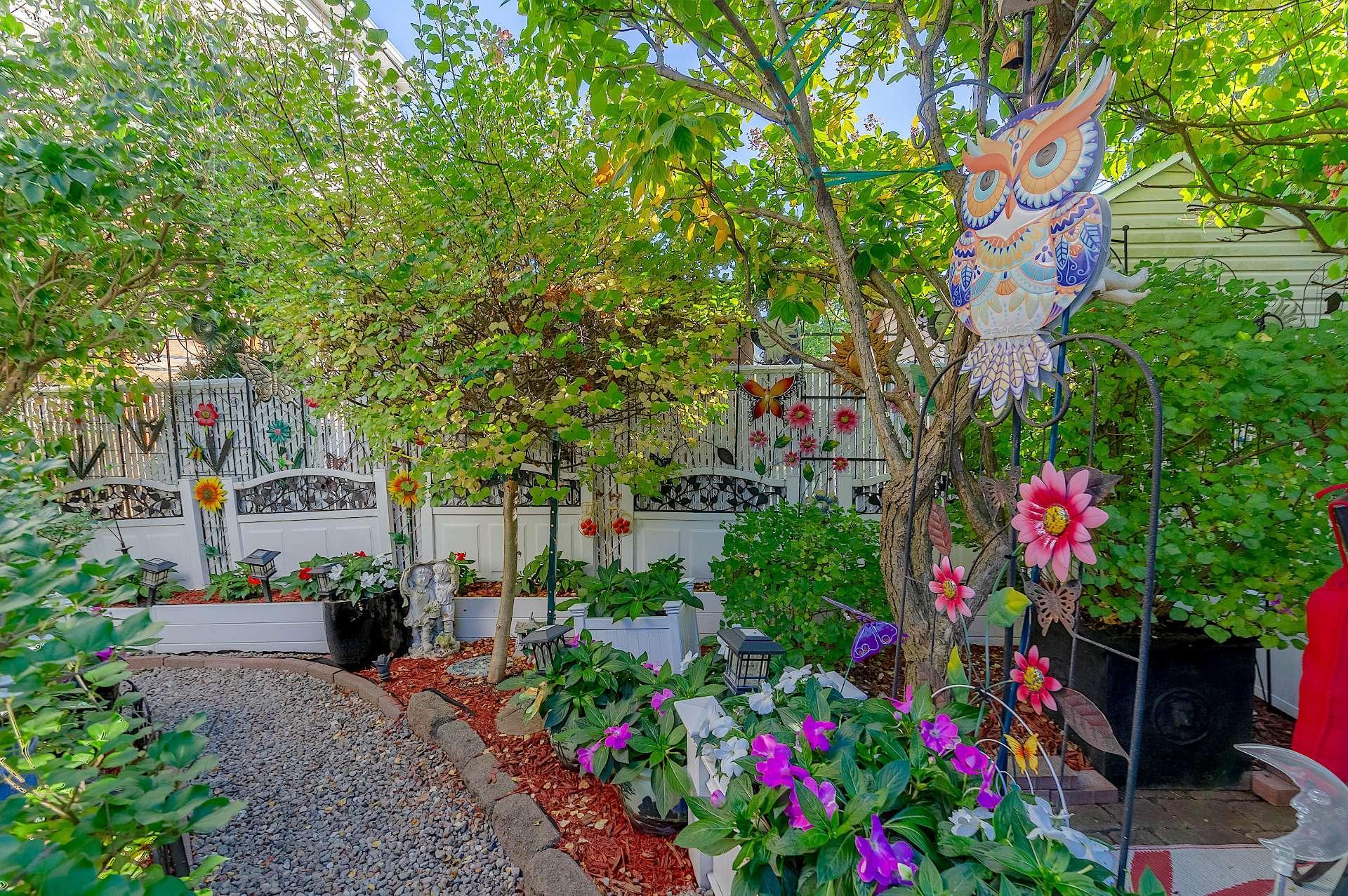 









1975


Rue de Paris

,
Sainte-Julie,




QC
J3E2K6

