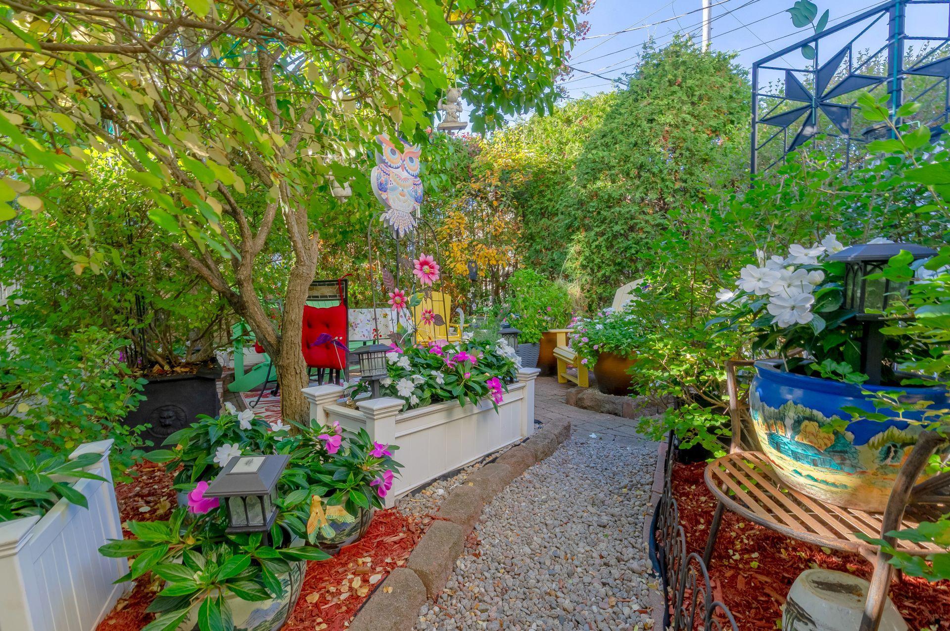 









1975


Rue de Paris

,
Sainte-Julie,




QC
J3E2K6

