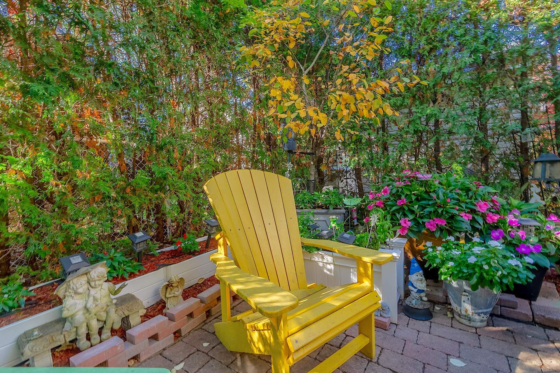 









1975


Rue de Paris

,
Sainte-Julie,




QC
J3E2K6

