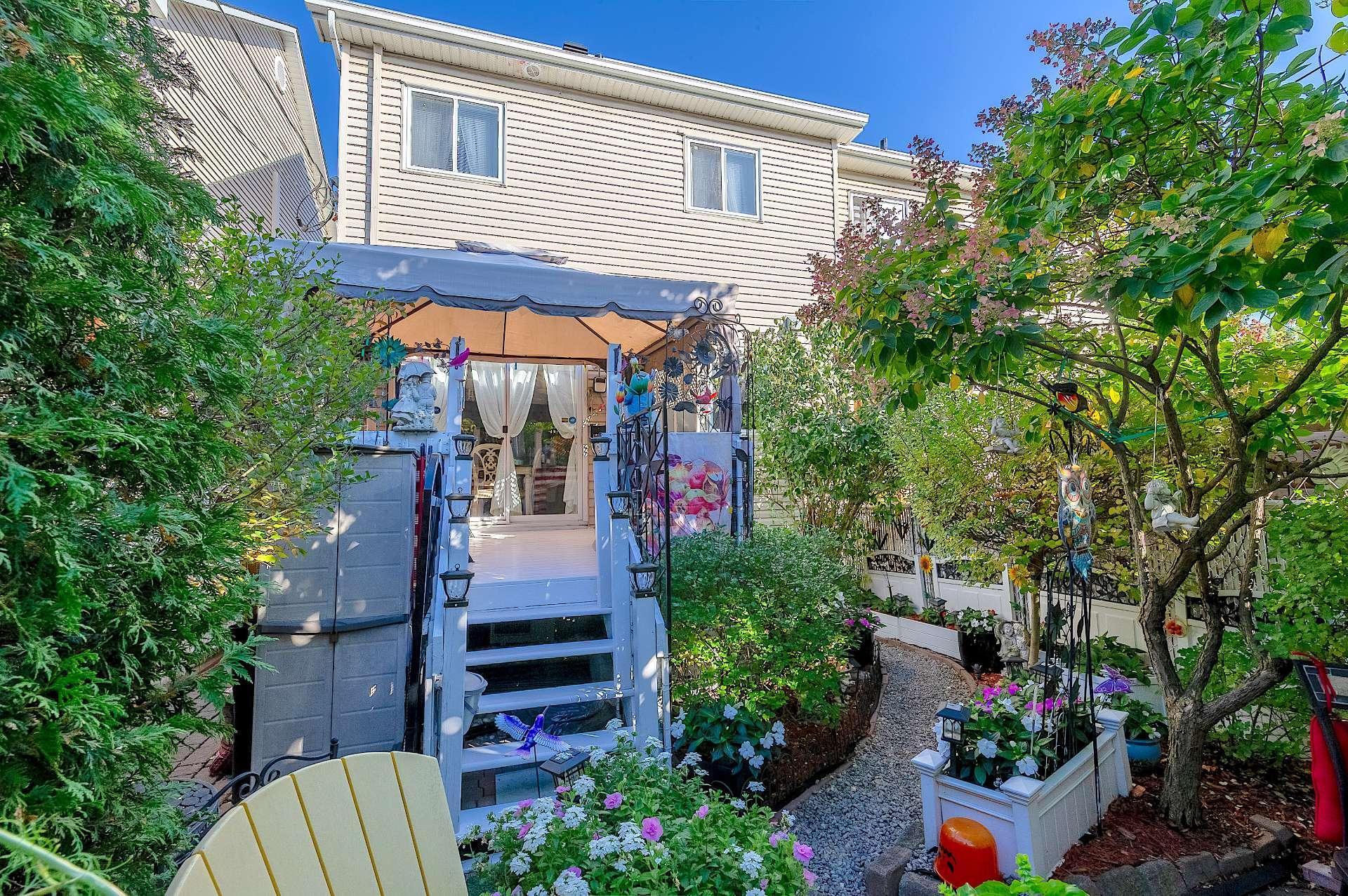 









1975


Rue de Paris

,
Sainte-Julie,




QC
J3E2K6

