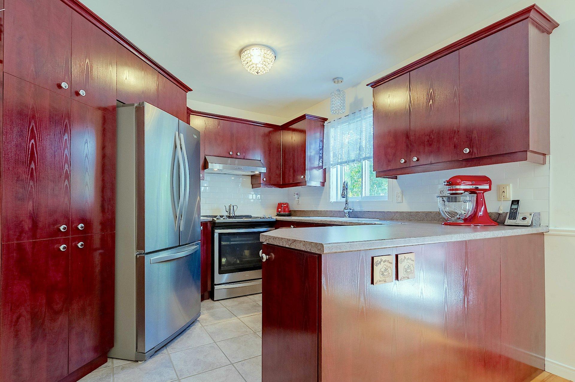 









1975


Rue de Paris

,
Sainte-Julie,




QC
J3E2K6

