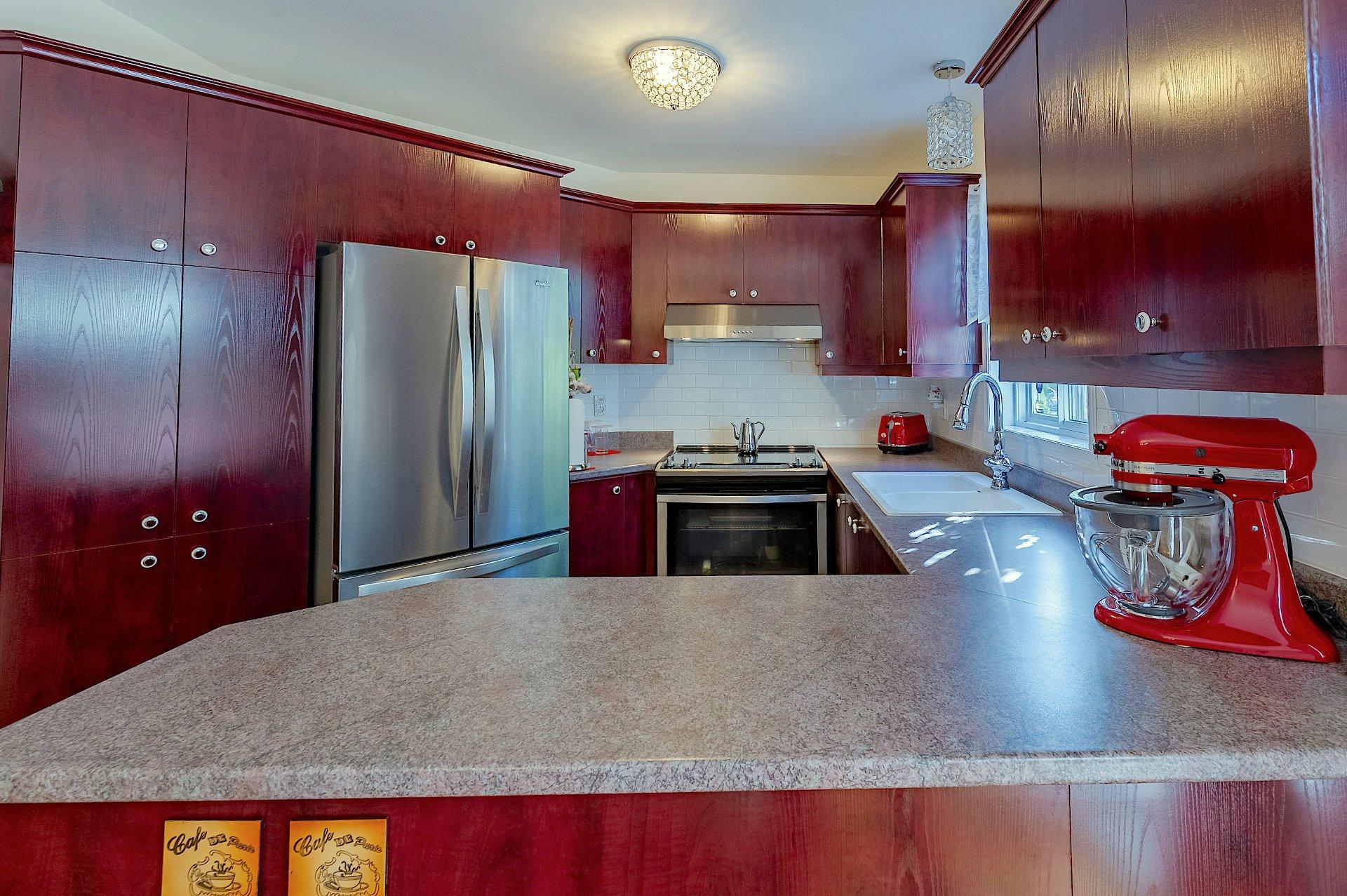 









1975


Rue de Paris

,
Sainte-Julie,




QC
J3E2K6

