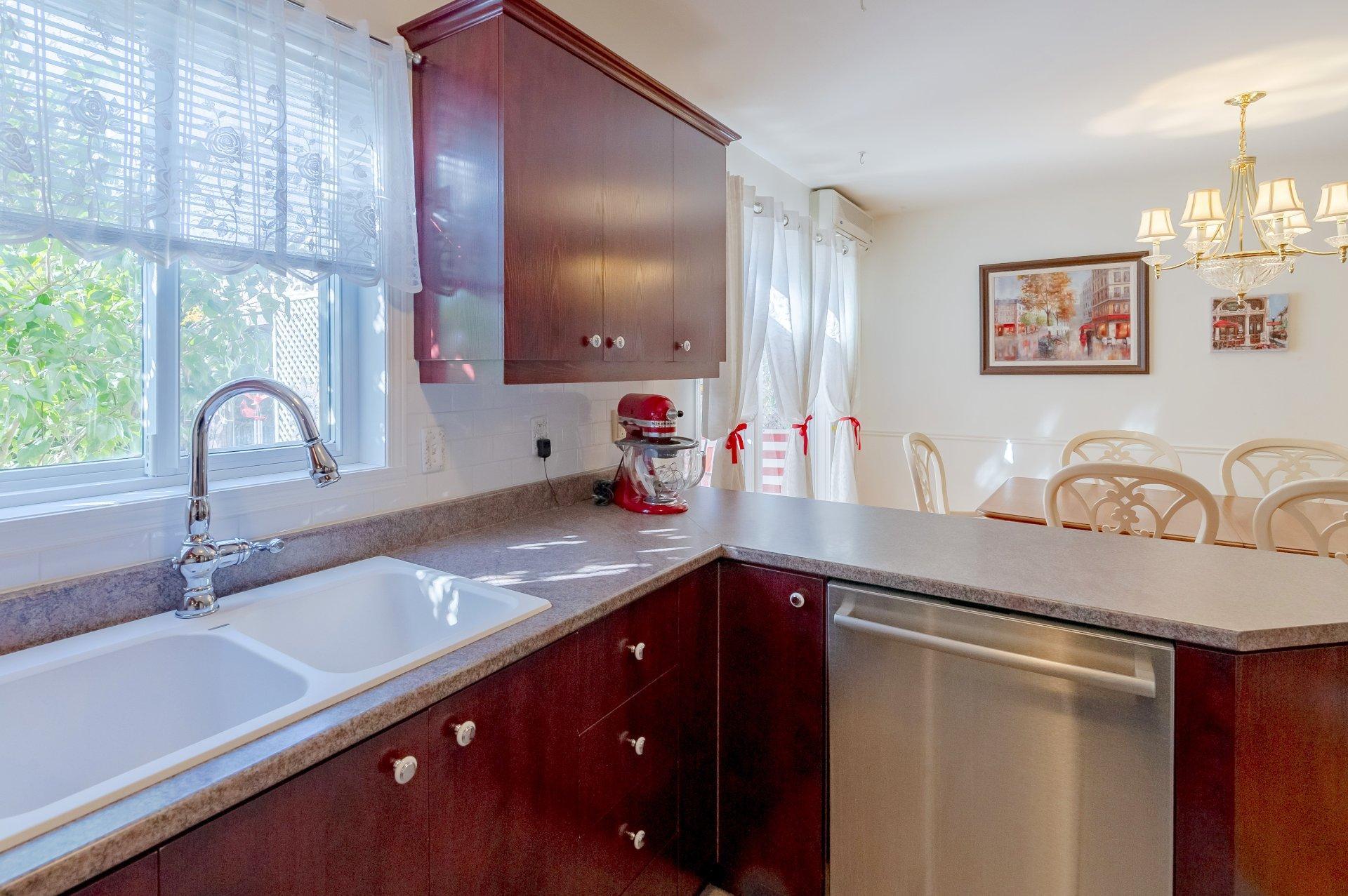 









1975


Rue de Paris

,
Sainte-Julie,




QC
J3E2K6

