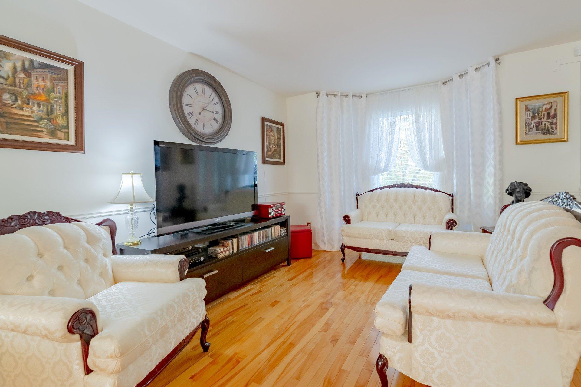 









1975


Rue de Paris

,
Sainte-Julie,




QC
J3E2K6

