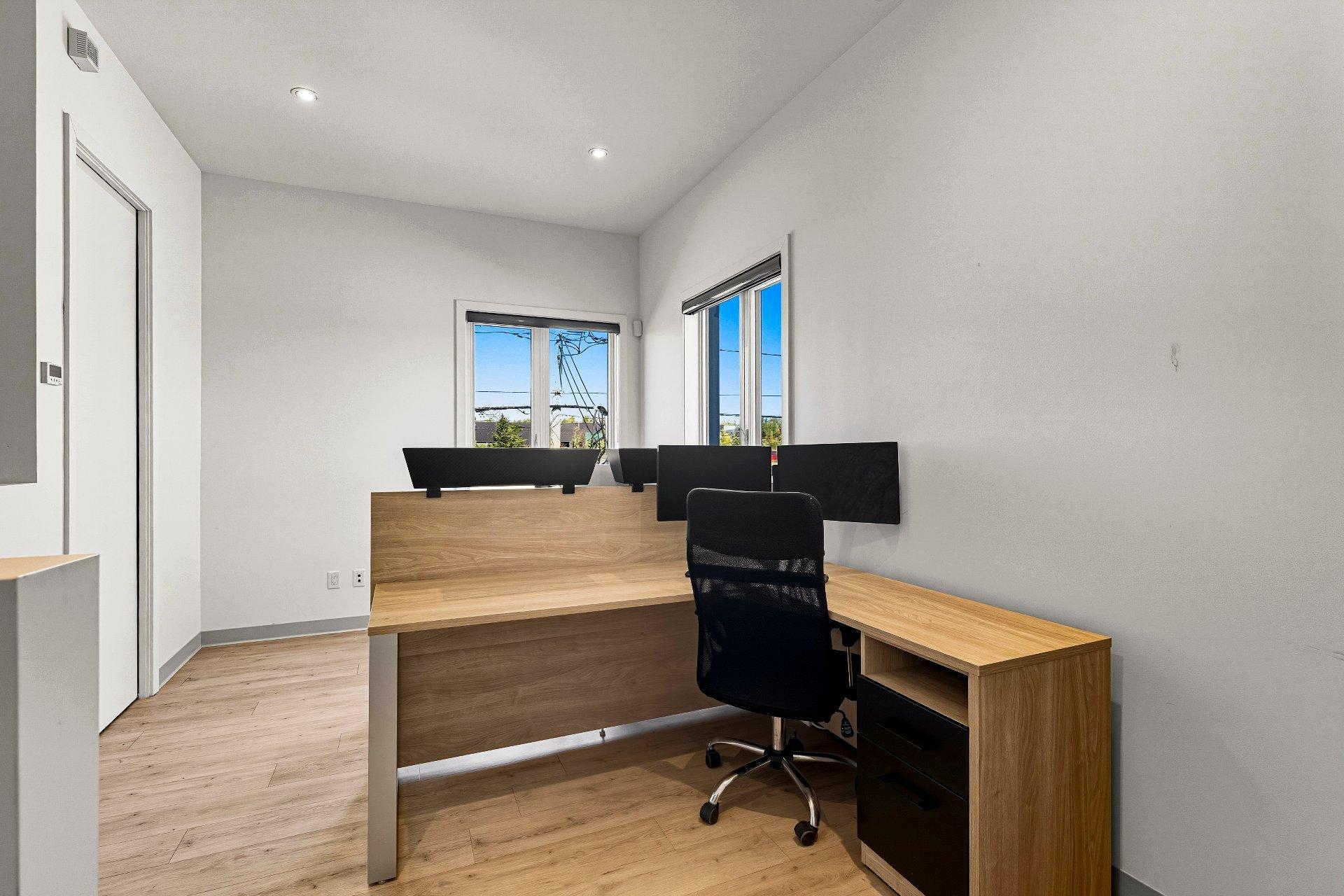 









4208

 - 4214


Rue Sherbrooke

,
Magog,




QC
J1X5R2

