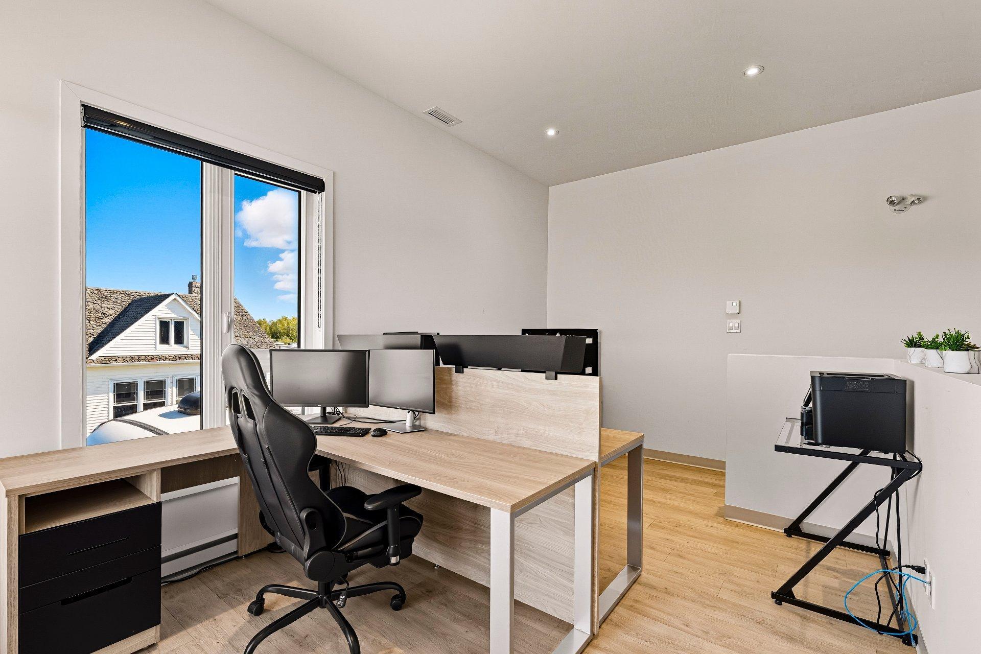 









4208

 - 4214


Rue Sherbrooke

,
Magog,




QC
J1X5R2

