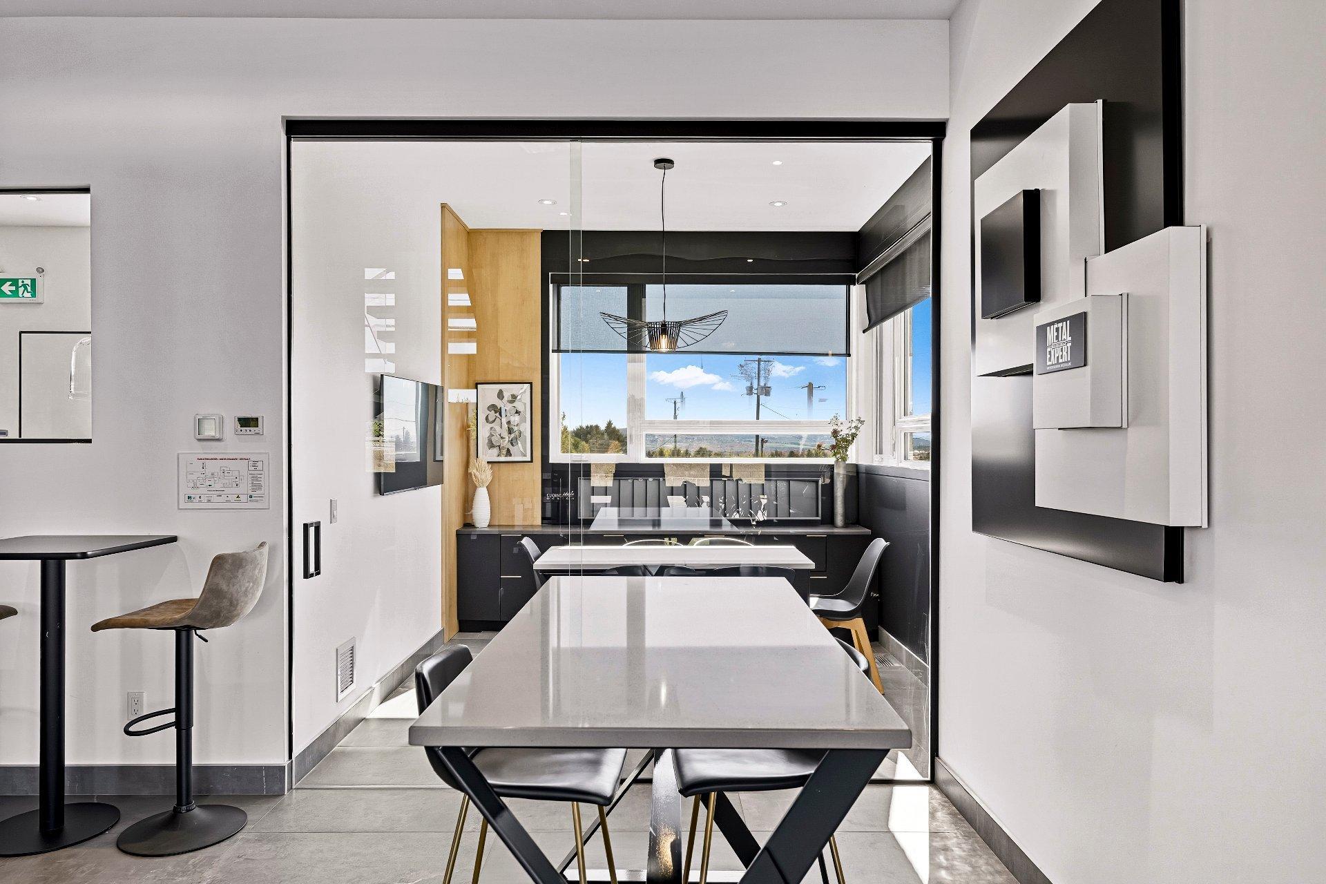 









4208

 - 4214


Rue Sherbrooke

,
Magog,




QC
J1X5R2

