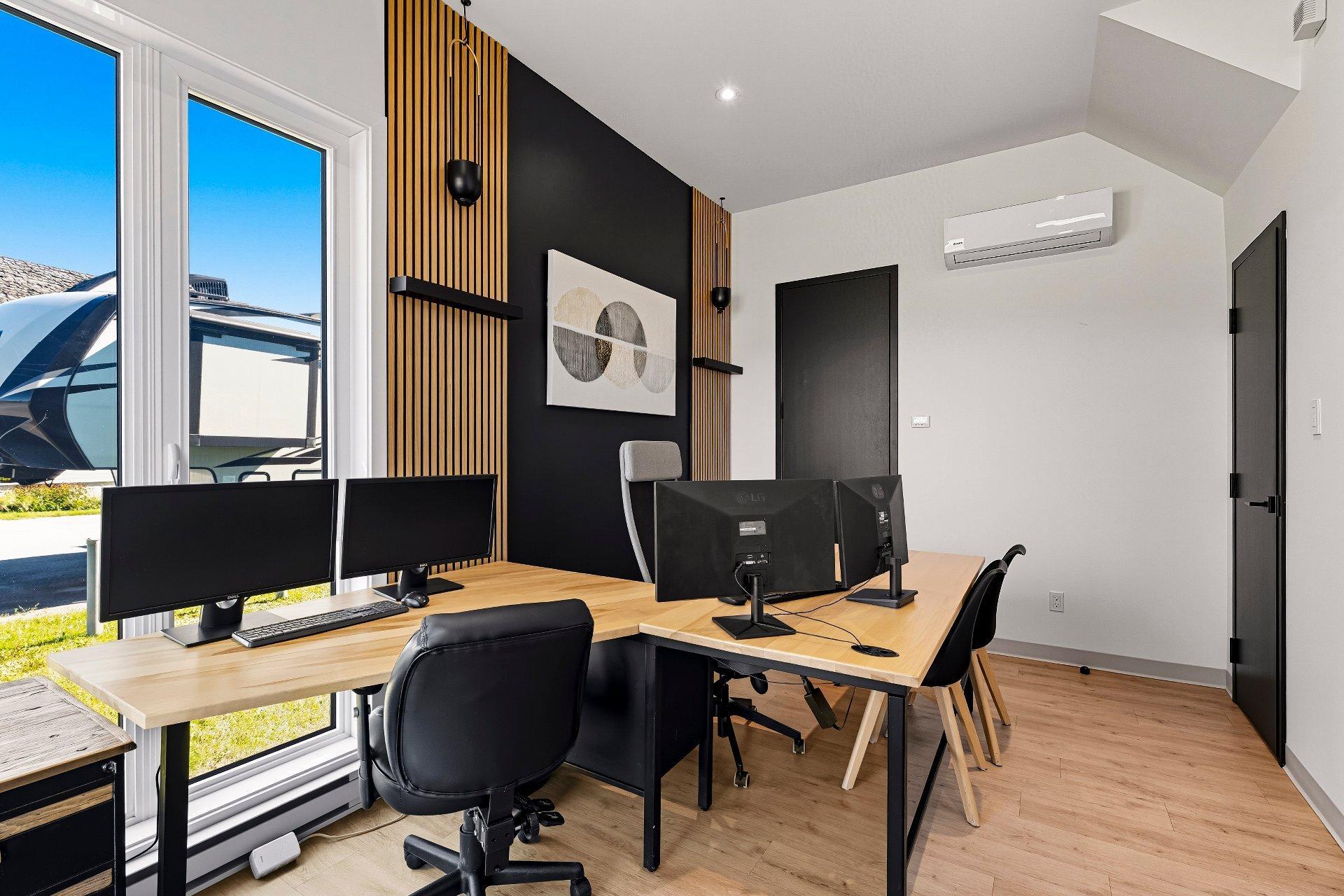 









4208

 - 4214


Rue Sherbrooke

,
Magog,




QC
J1X5R2

