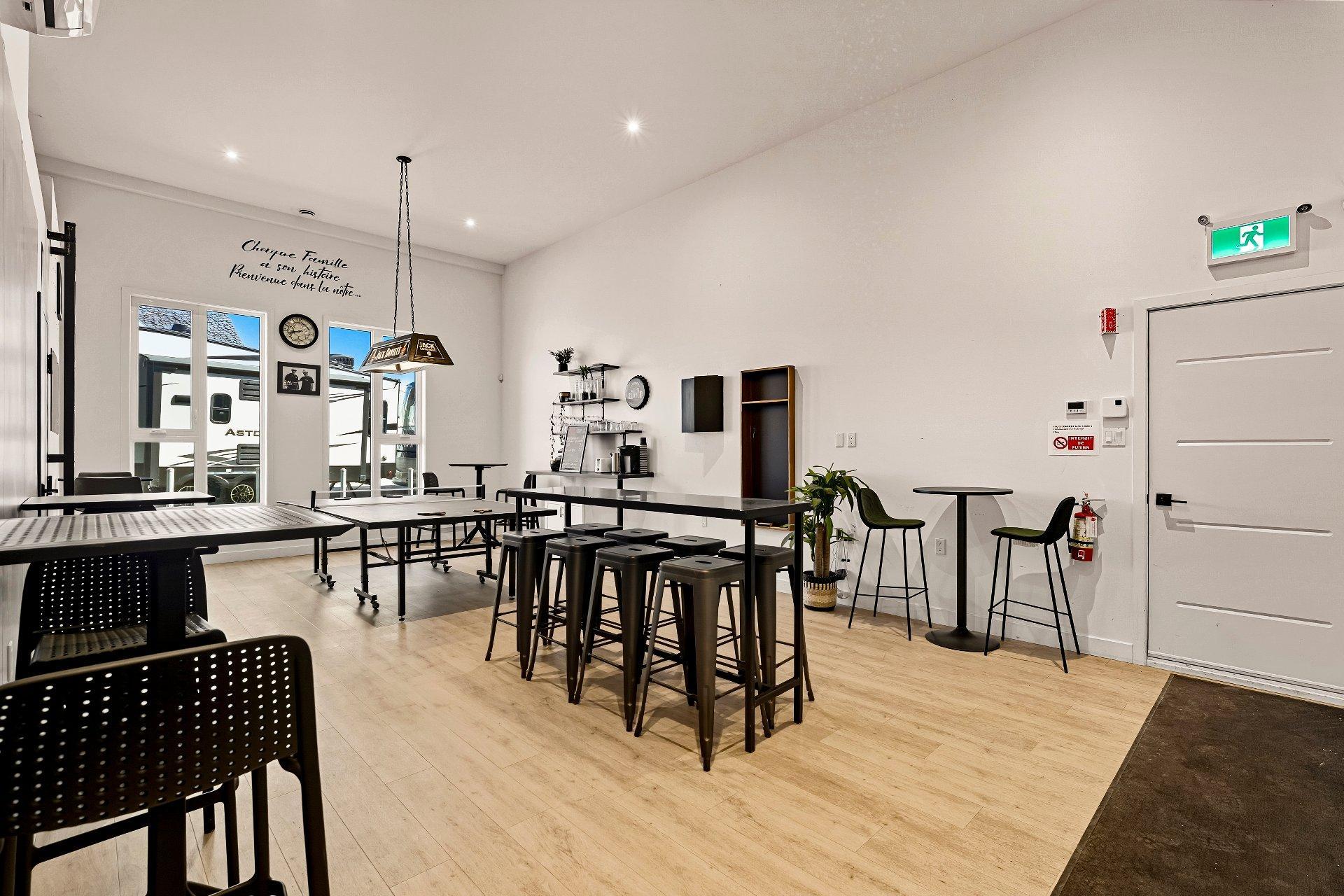 









4208

 - 4214


Rue Sherbrooke

,
Magog,




QC
J1X5R2

