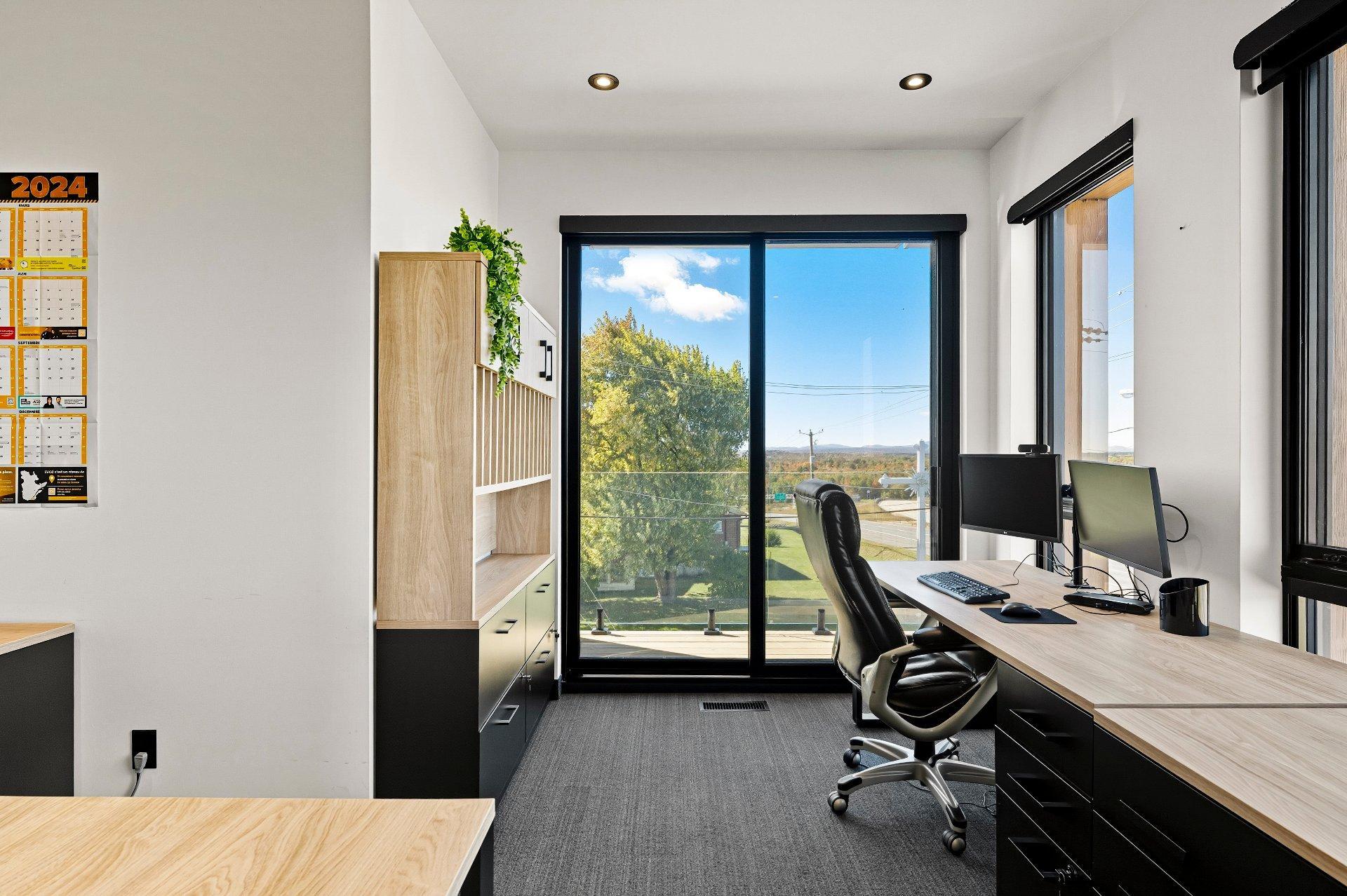 









4208

 - 4214


Rue Sherbrooke

,
Magog,




QC
J1X5R2

