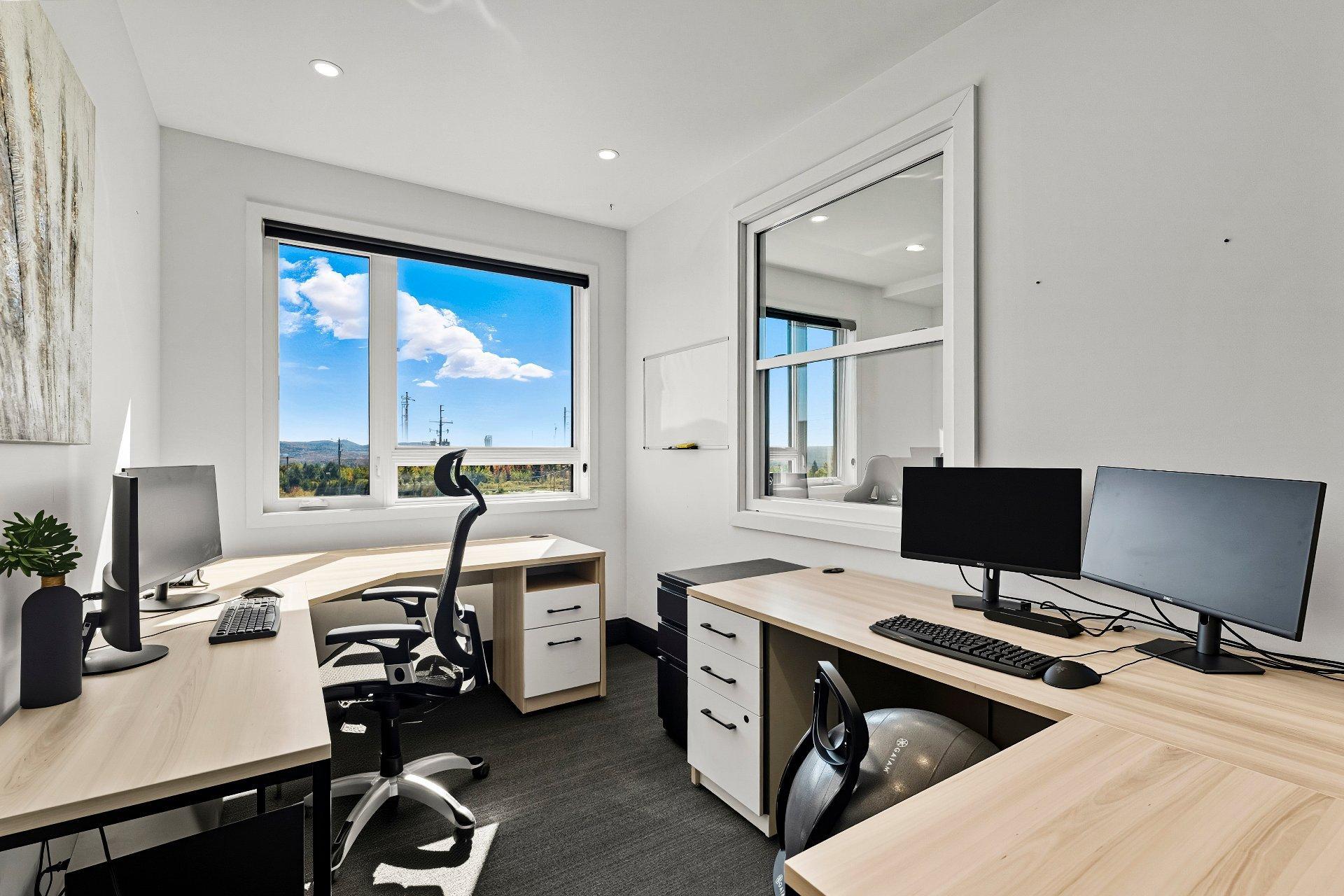 









4208

 - 4214


Rue Sherbrooke

,
Magog,




QC
J1X5R2

