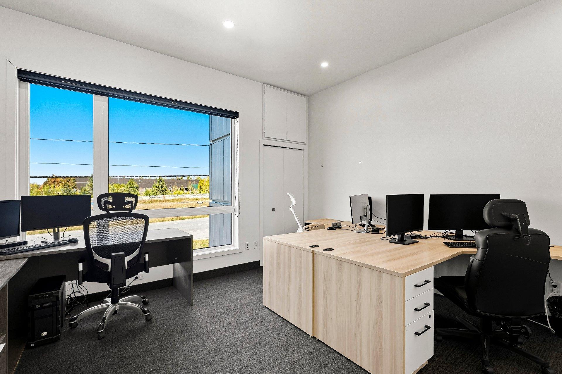 









4208

 - 4214


Rue Sherbrooke

,
Magog,




QC
J1X5R2

