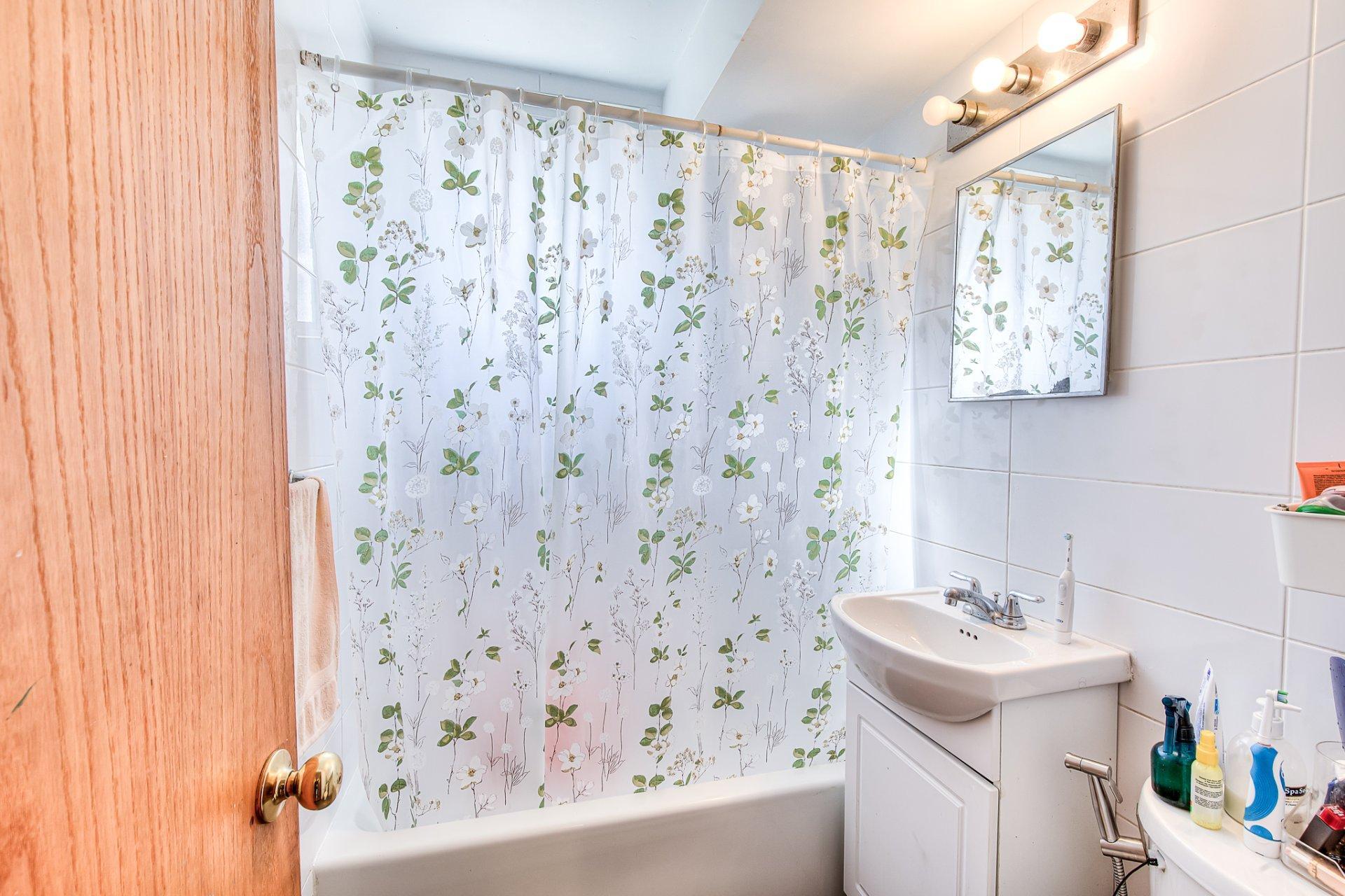 









7430


Av. d'Outremont

,
Montréal (Villeray/Saint-Michel/Parc-Extension),




QC
H3N2L8

