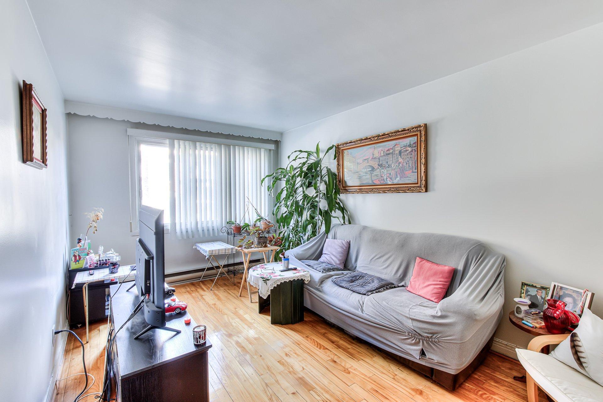 









7430


Av. d'Outremont

,
Montréal (Villeray/Saint-Michel/Parc-Extension),




QC
H3N2L8

