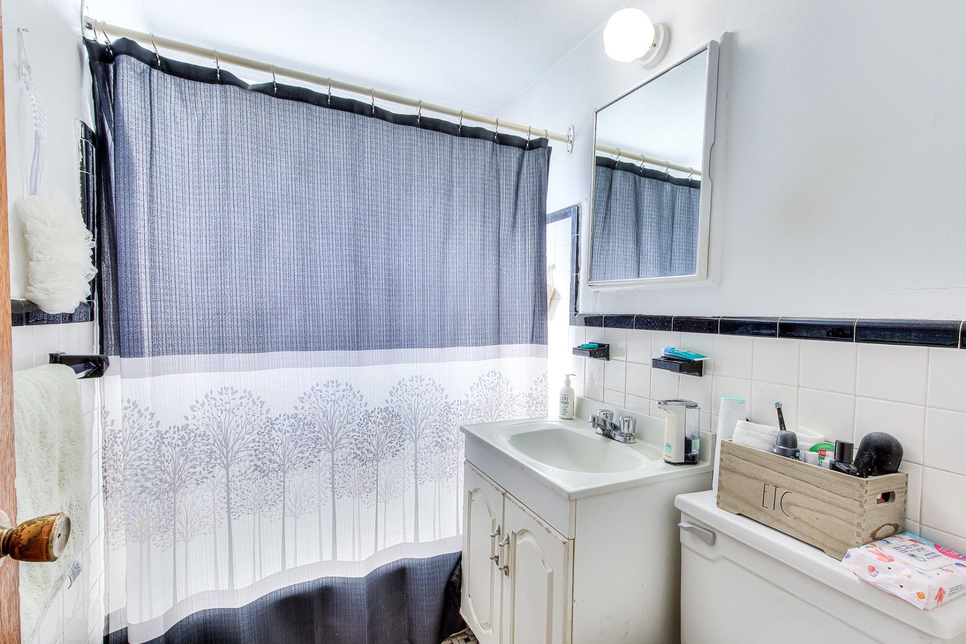 









7430


Av. d'Outremont

,
Montréal (Villeray/Saint-Michel/Parc-Extension),




QC
H3N2L8

