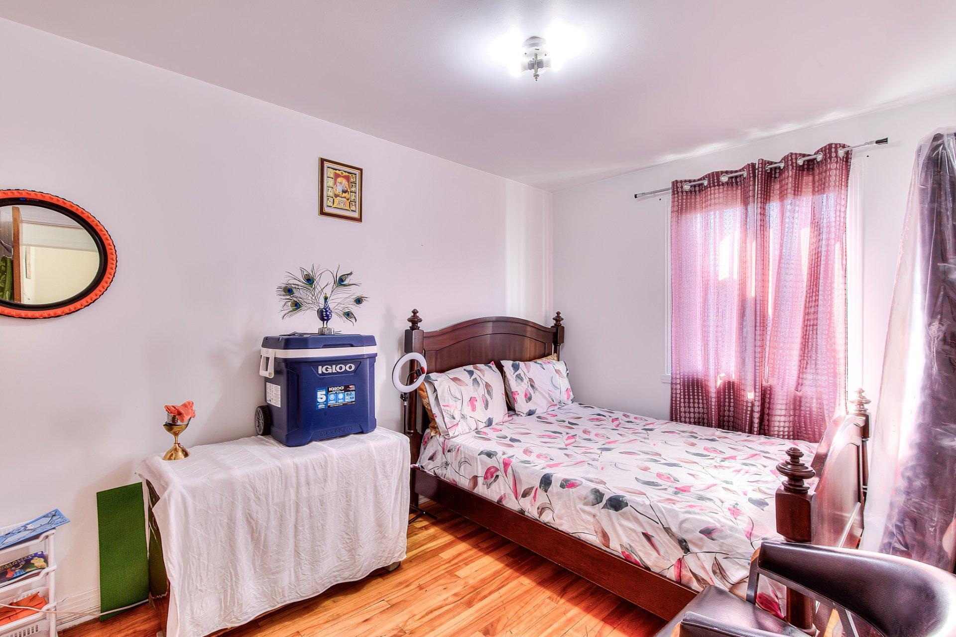 









7430


Av. d'Outremont

,
Montréal (Villeray/Saint-Michel/Parc-Extension),




QC
H3N2L8

