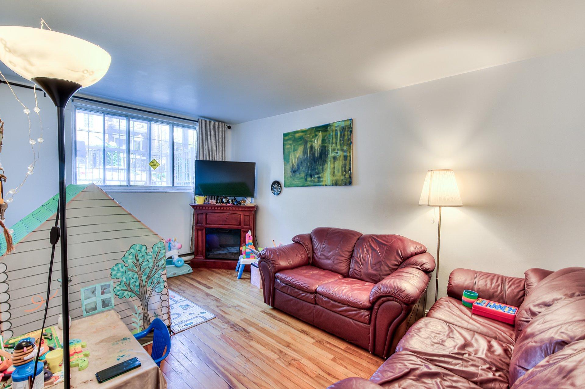 









7430


Av. d'Outremont

,
Montréal (Villeray/Saint-Michel/Parc-Extension),




QC
H3N2L8

