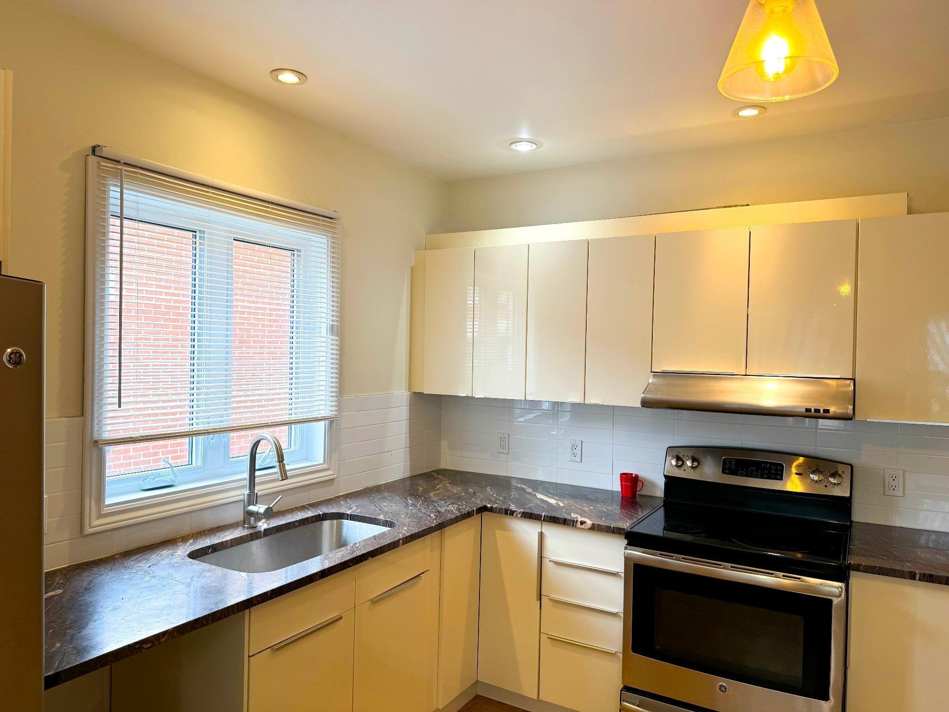 









1677


Boul. Desmarchais

,
Montréal (Le Sud-Ouest),




QC
H4E2B5

