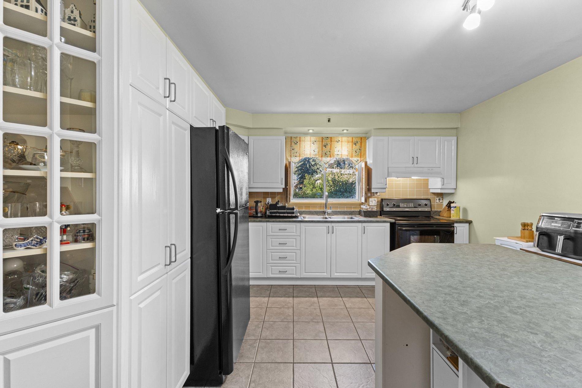 









1845


Av. Fontaine

,
Laval (Chomedey),




QC
H7T1N8

