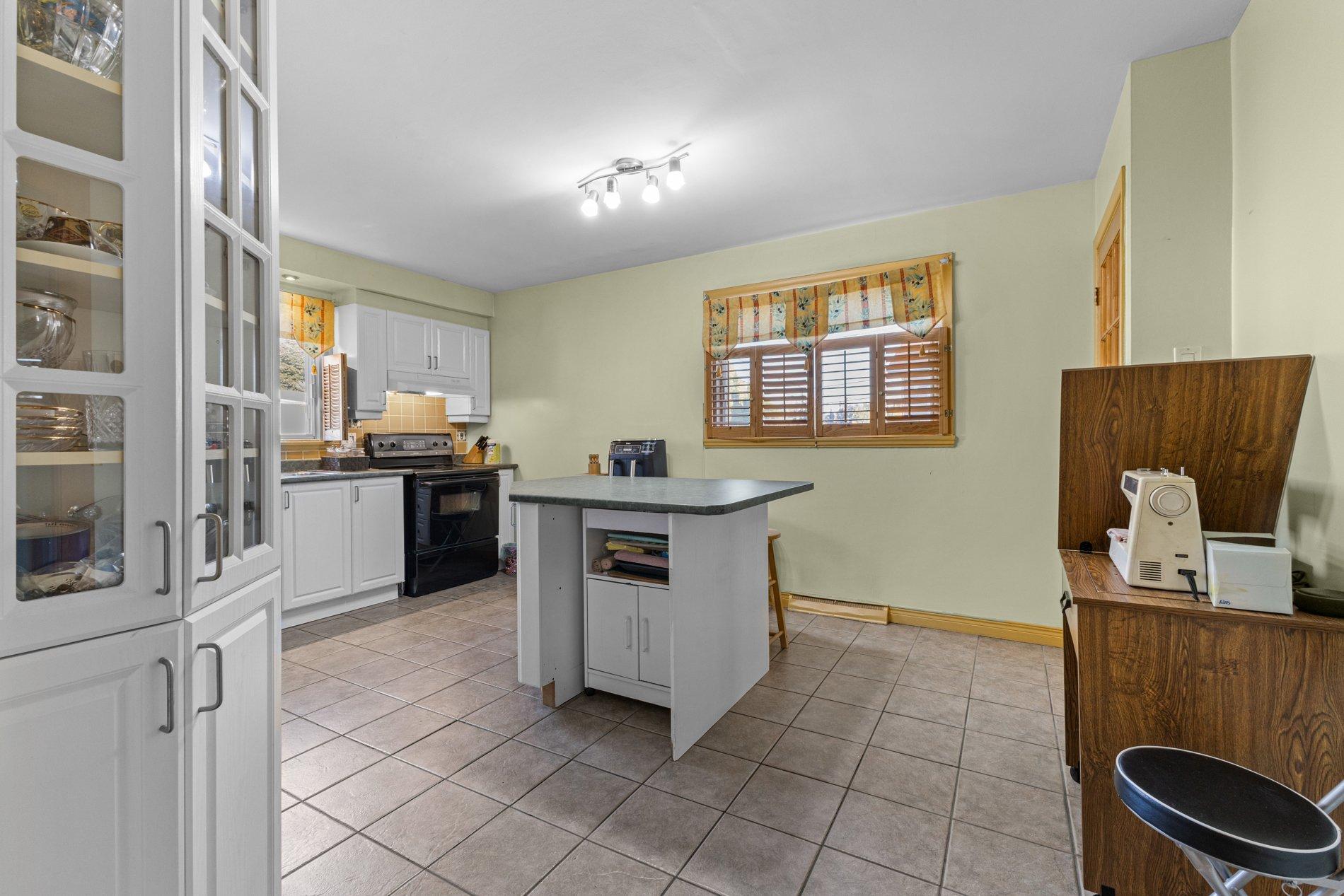 









1845


Av. Fontaine

,
Laval (Chomedey),




QC
H7T1N8

