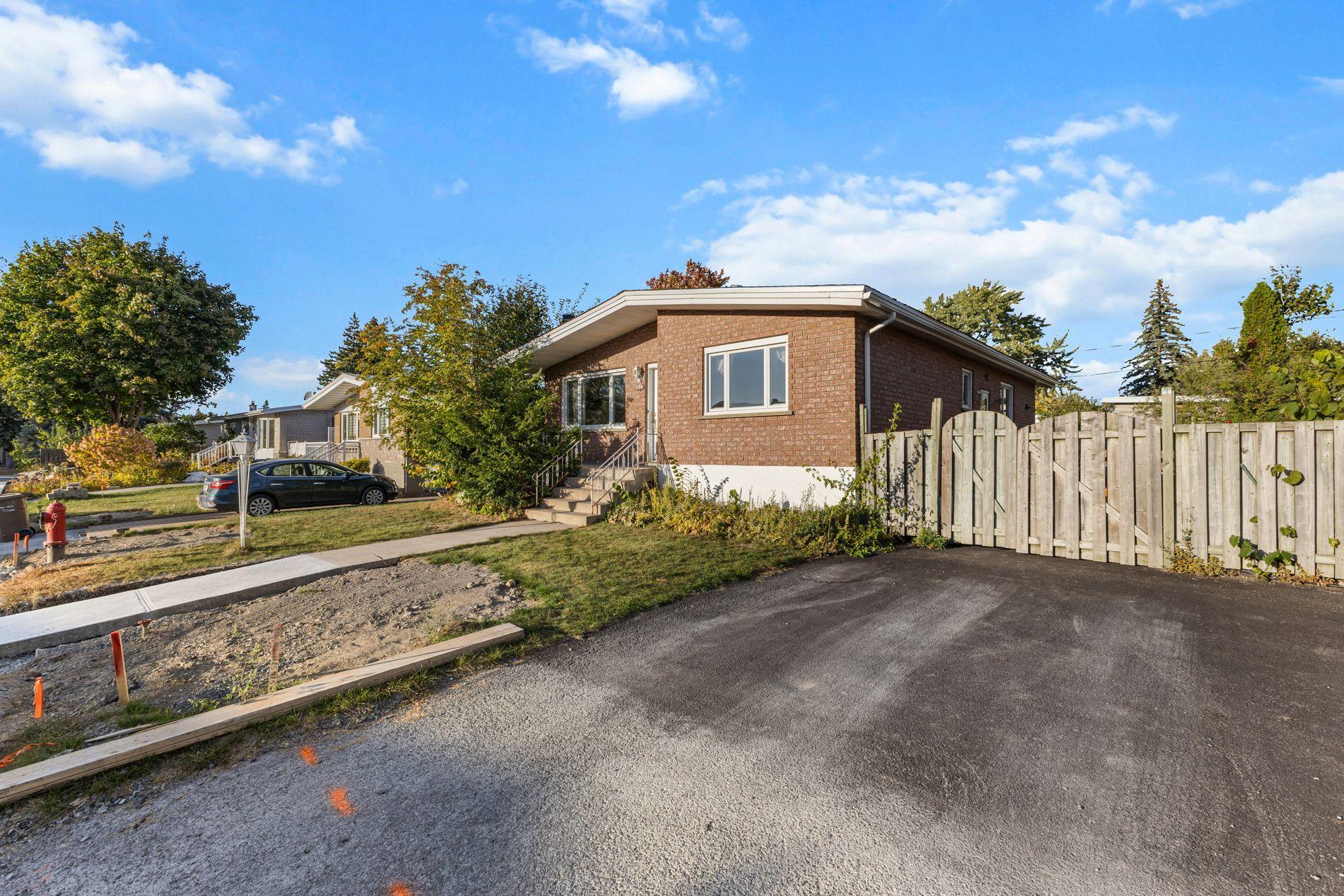 









1845


Av. Fontaine

,
Laval (Chomedey),




QC
H7T1N8

